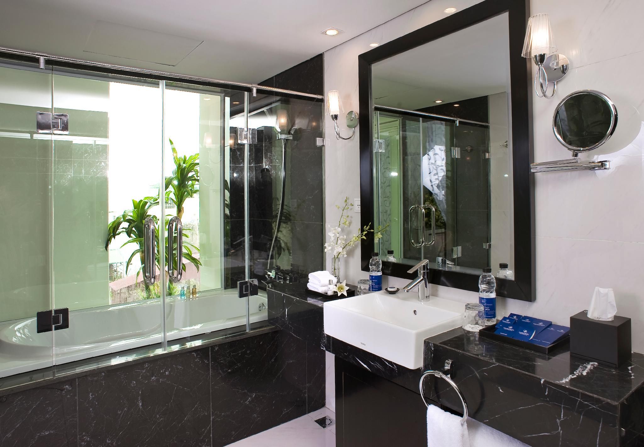 Honeymoon Suite with Bathtub