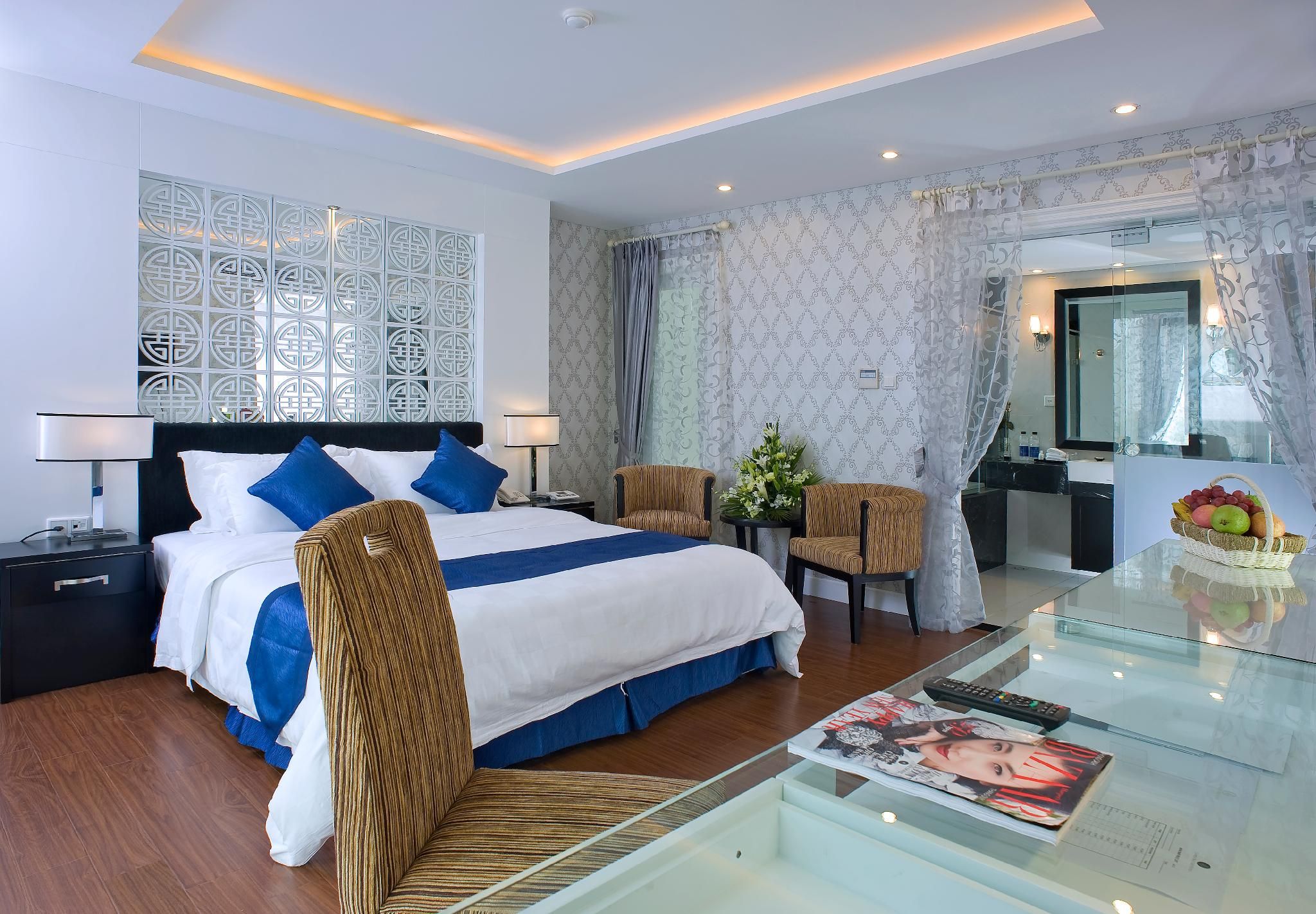 Honeymoon Suite with Bathtub