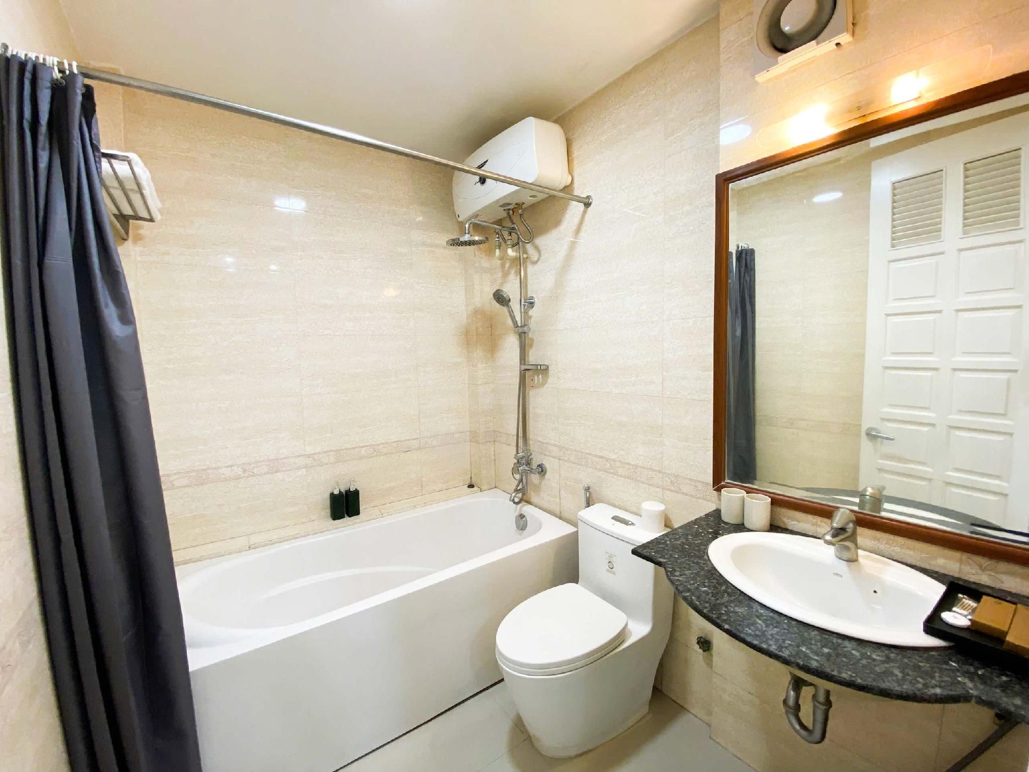 One Bedroom Apartment - Balcony and Water View