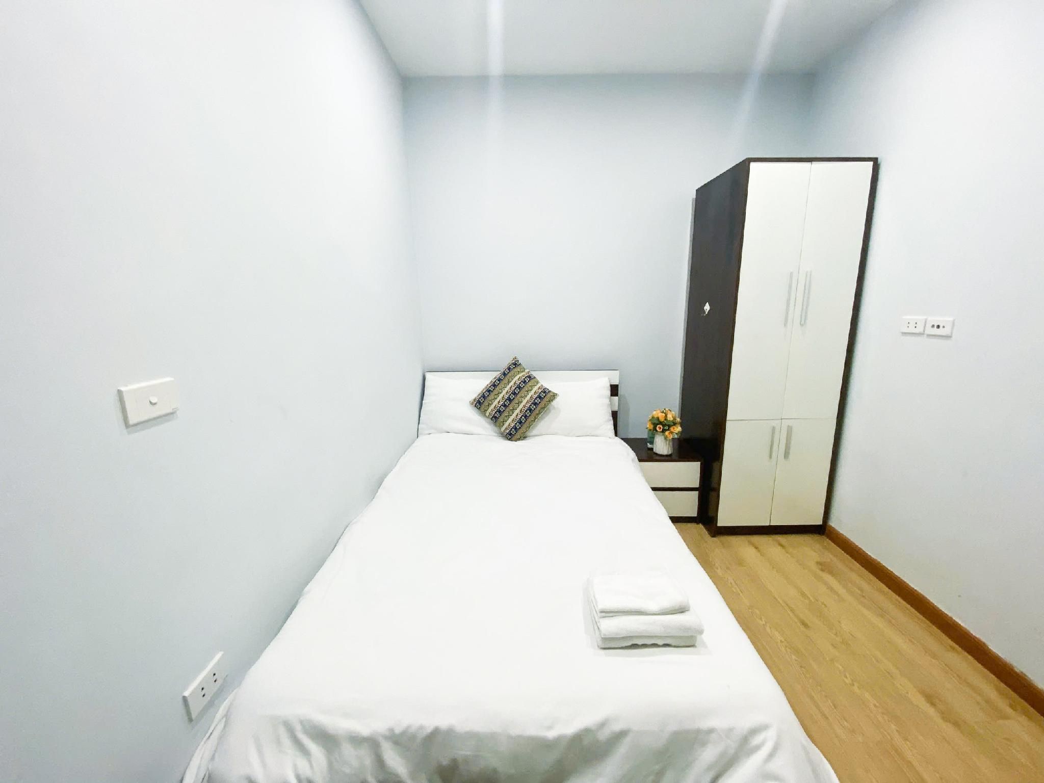 Standard - 1 Queen Bed