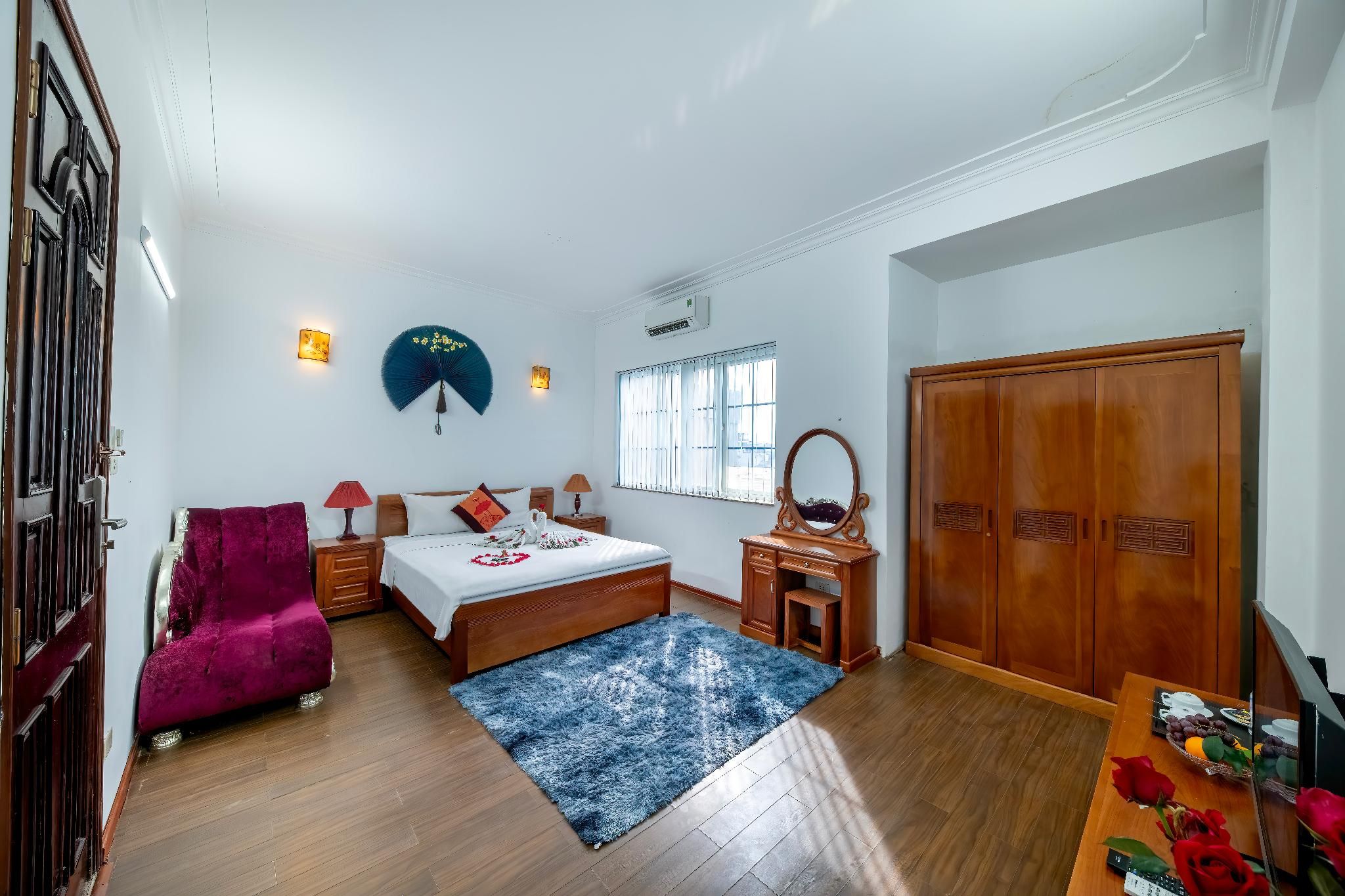 Honeymoon Suite with Bathtub