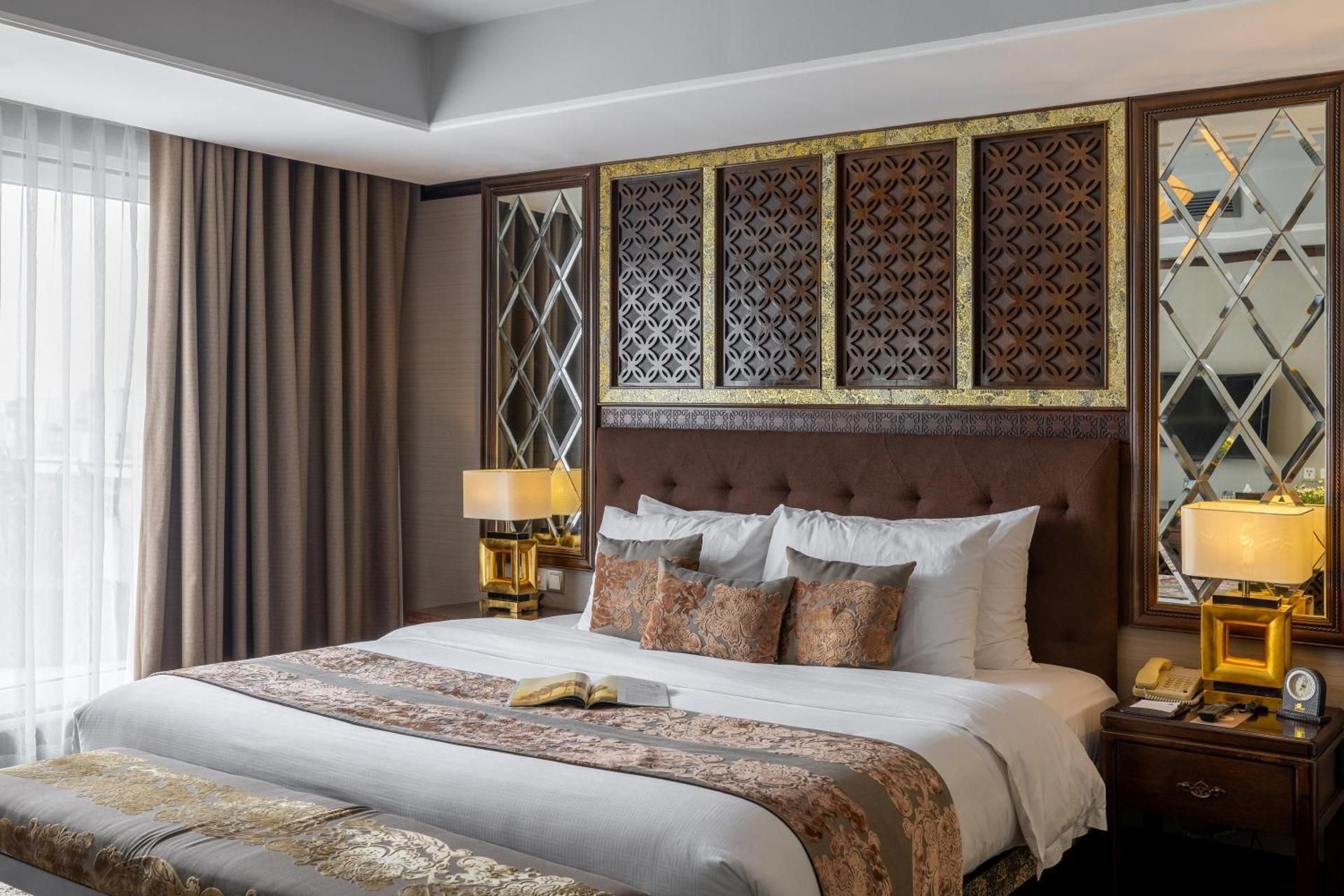 Hanoi Solis Hotel Suite Balcony with City View  2