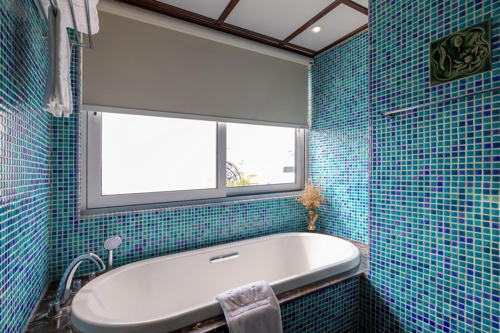 Hanoi Solis Hotel Suite Balcony with City View  3