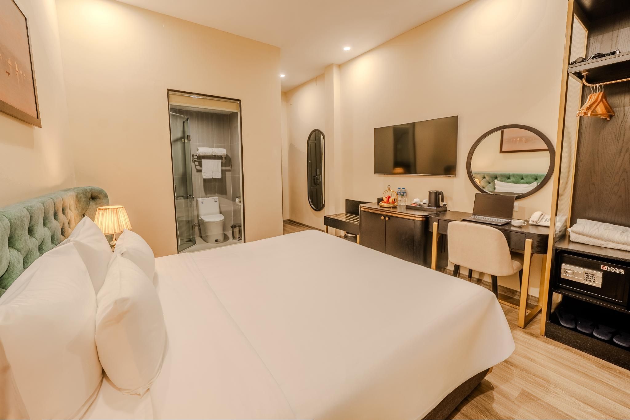 Superior Room with Internal Window