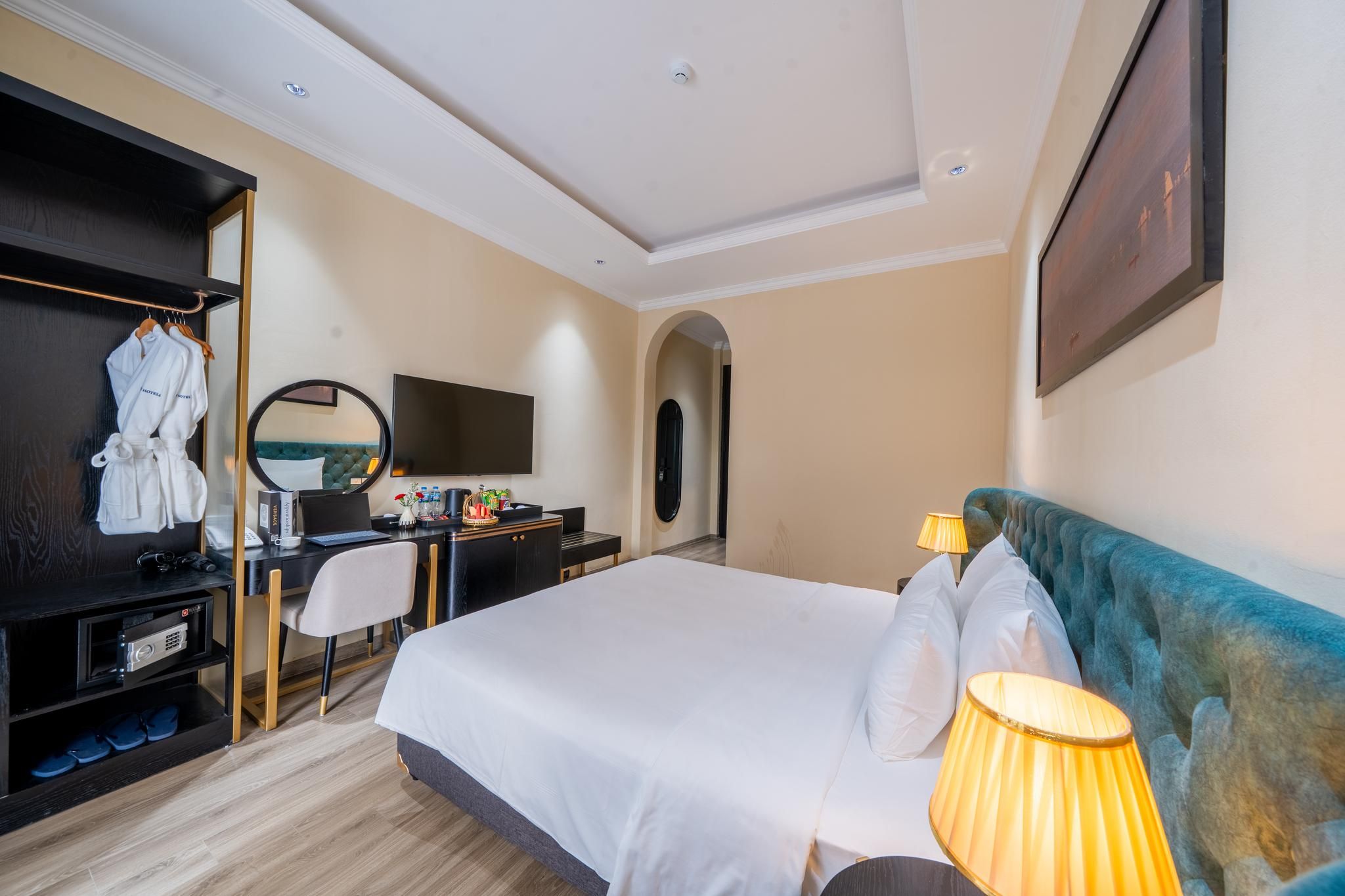 Deluxe Double Room with City View - Non-Smoking