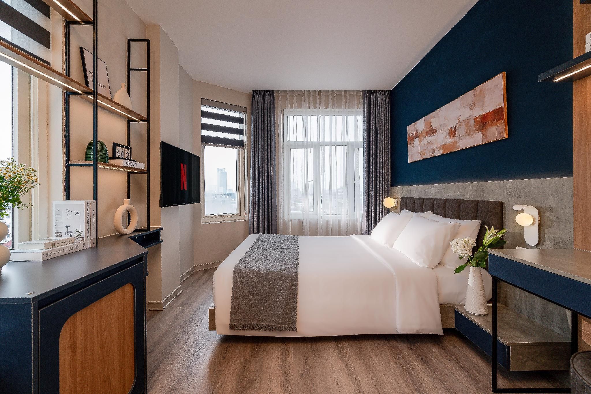 Superior - 1 Queen Bed with Bath View