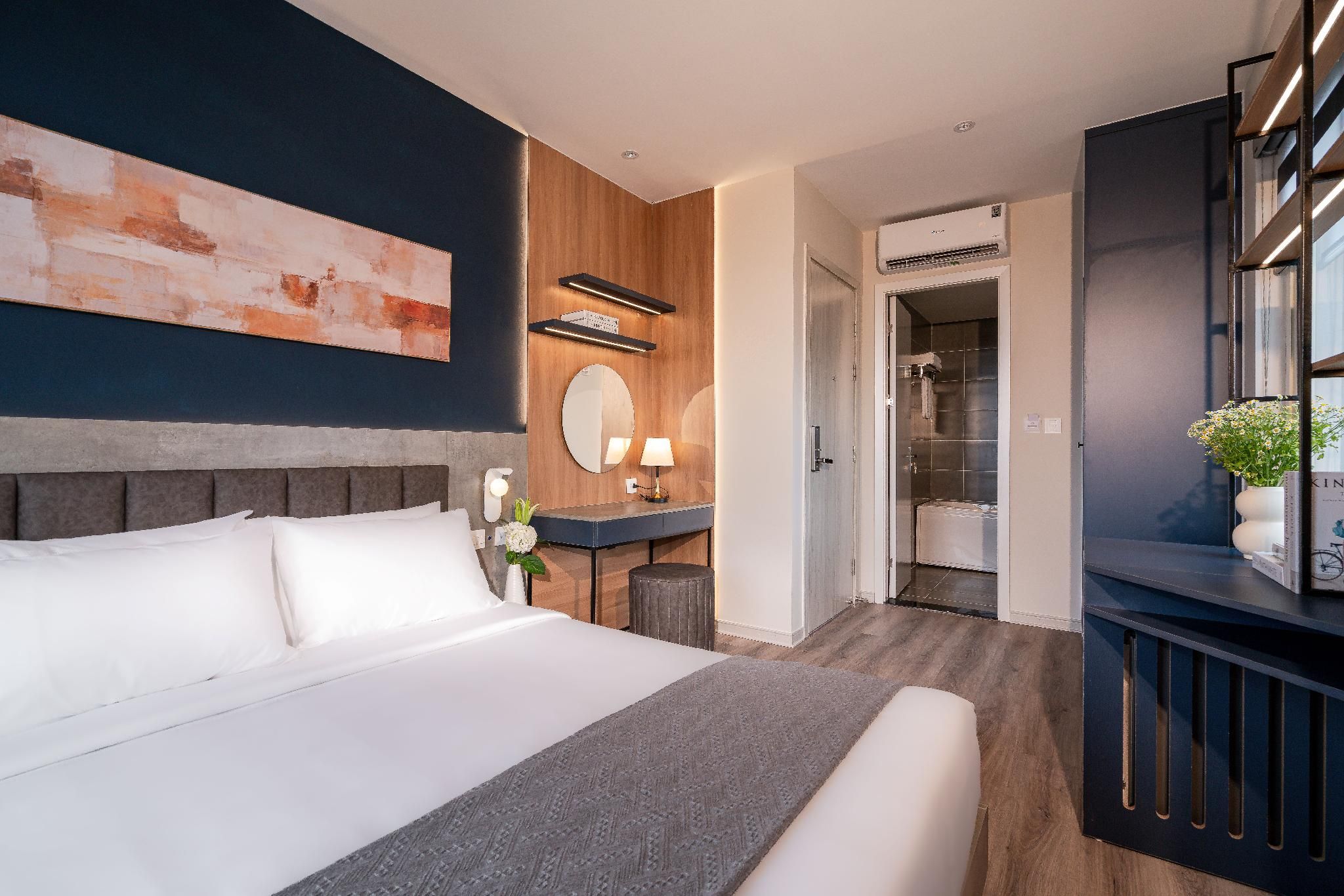 Superior - 1 Queen Bed with Bath View