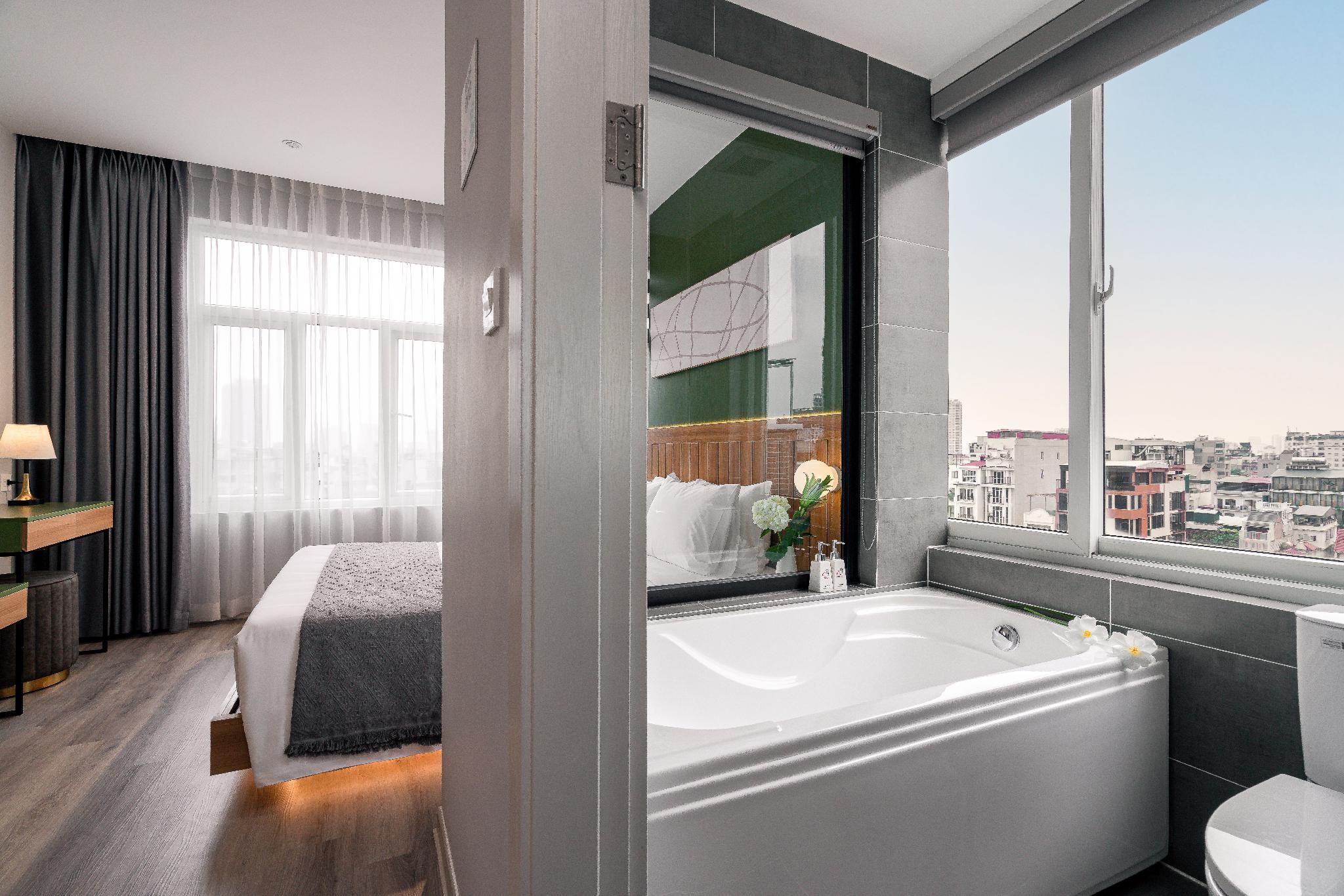 Superior - 1 Queen Bed with Bath View