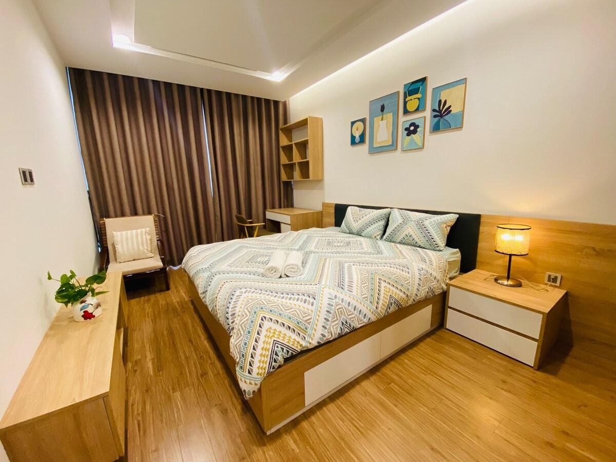 One-Bedroom Apartment with Lake View