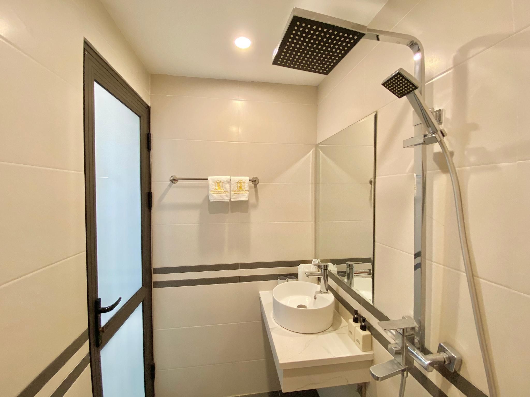 One-Bedroom Apartment with Balcony I