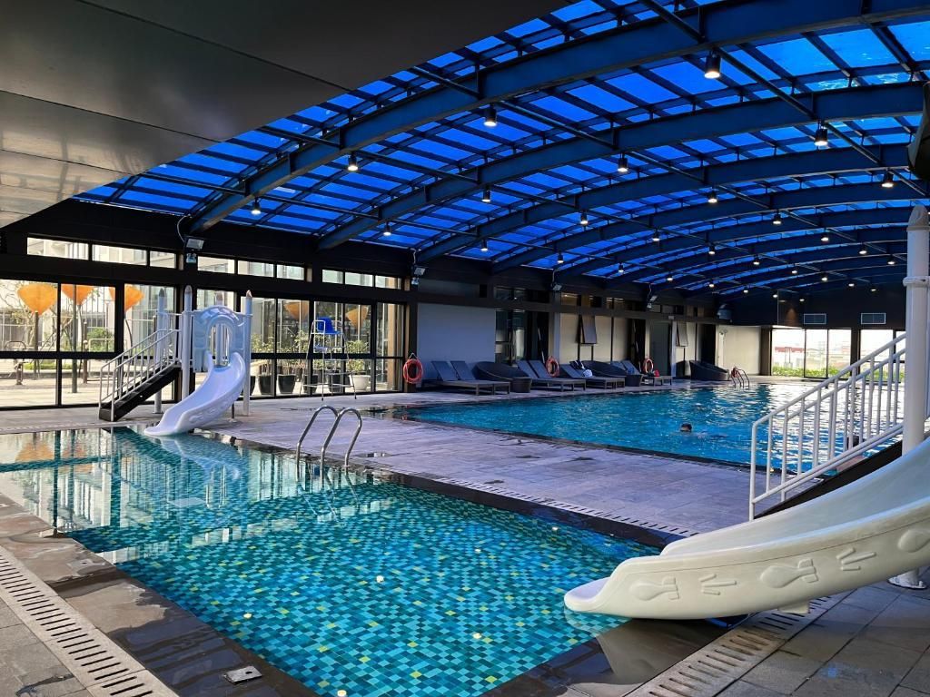 swimming pool [outdoor]