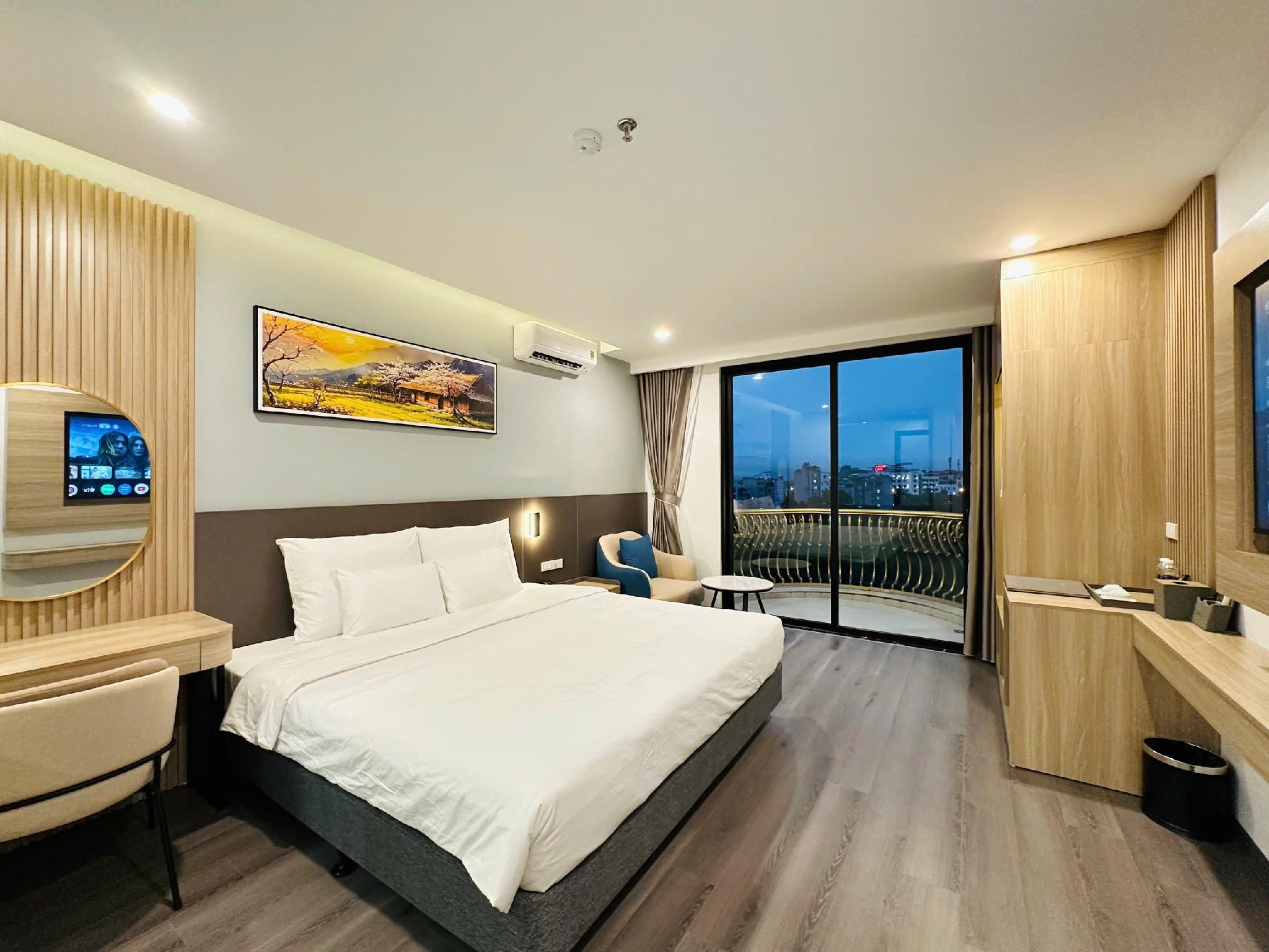 BLUE SKY NOI BAI HOTEL AND POOL Suite Balcony