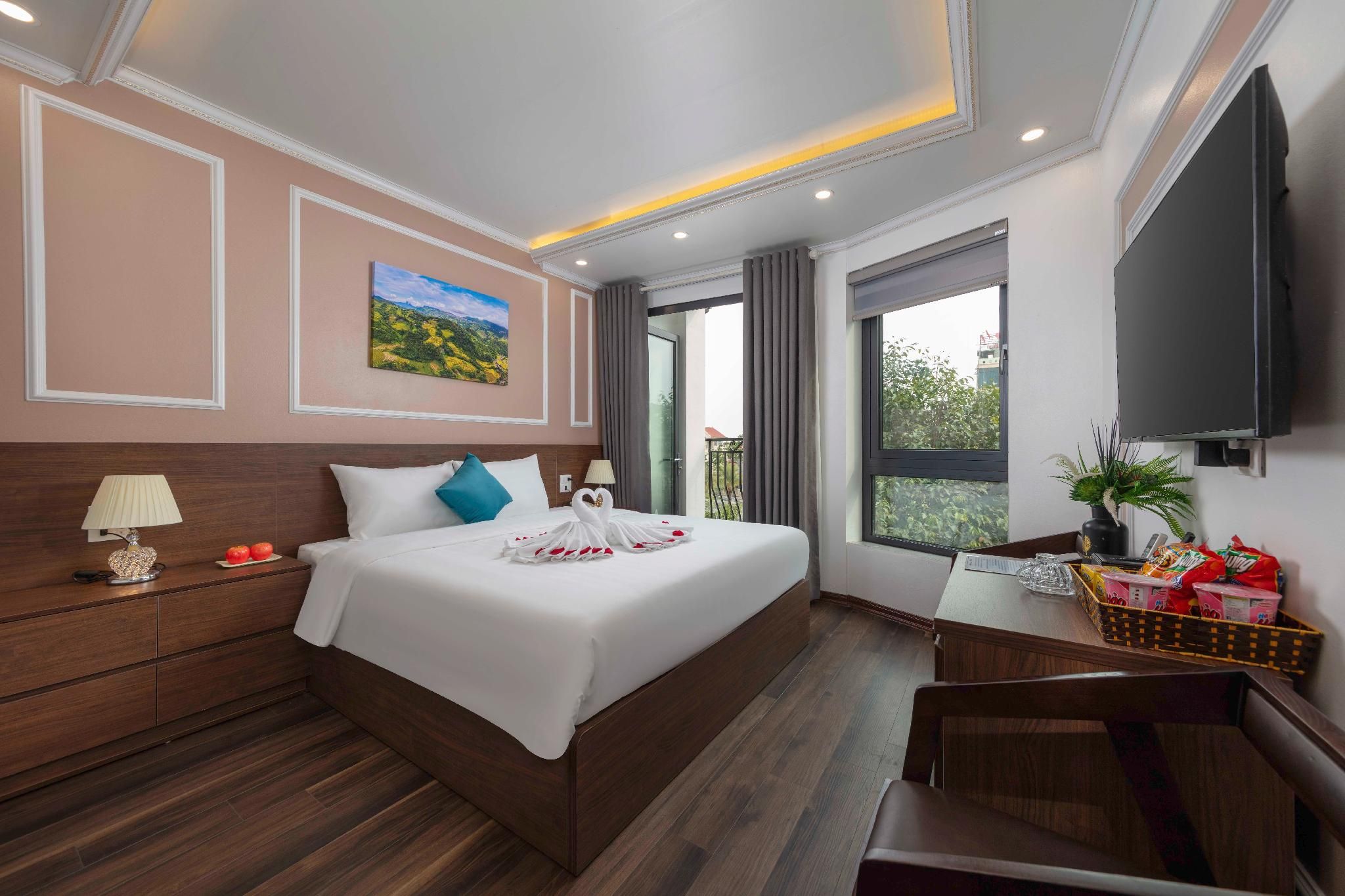 Deluxe King Balcony Mountain View