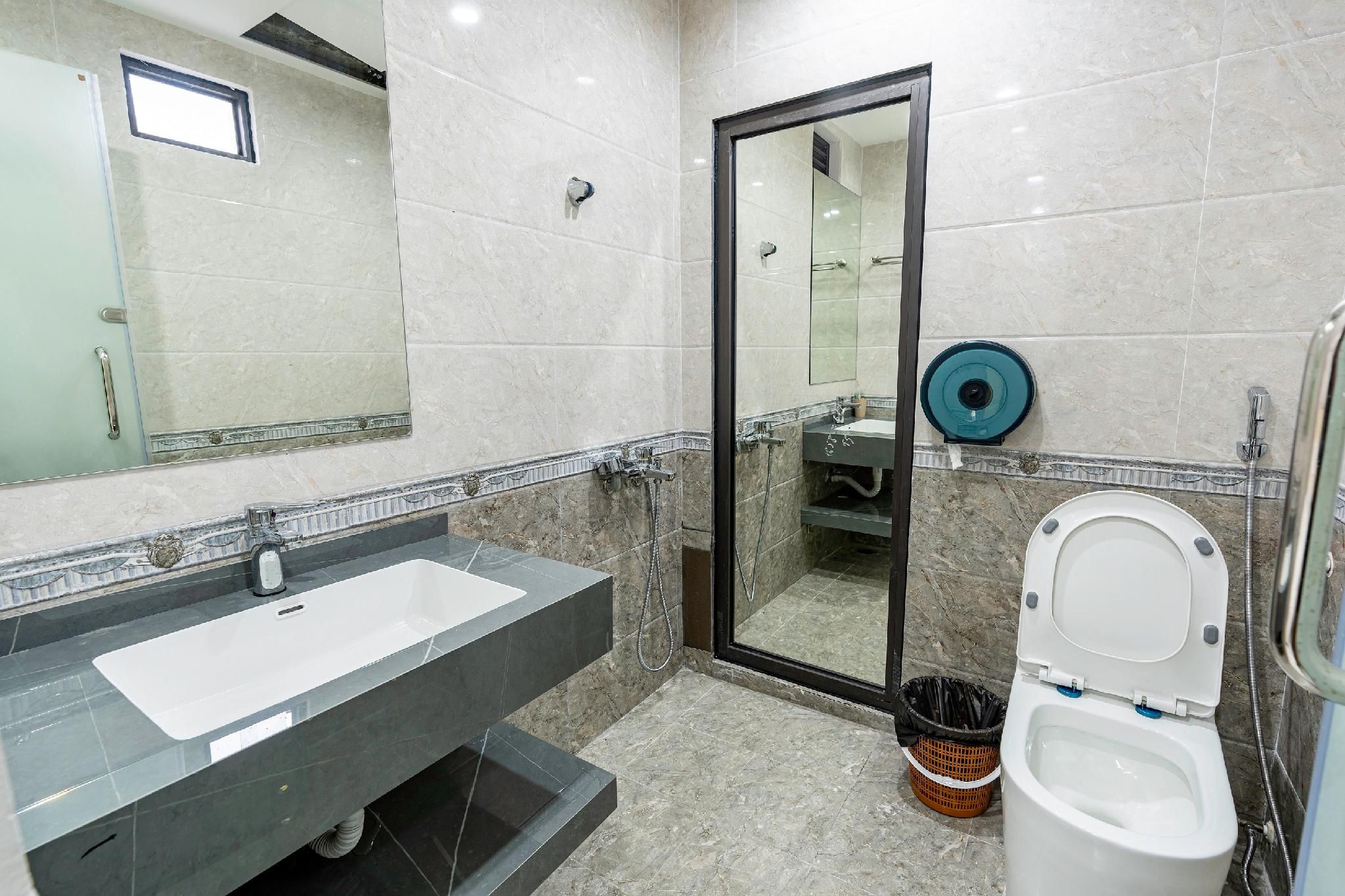 Light Hotel Ha Noi Family Room 3