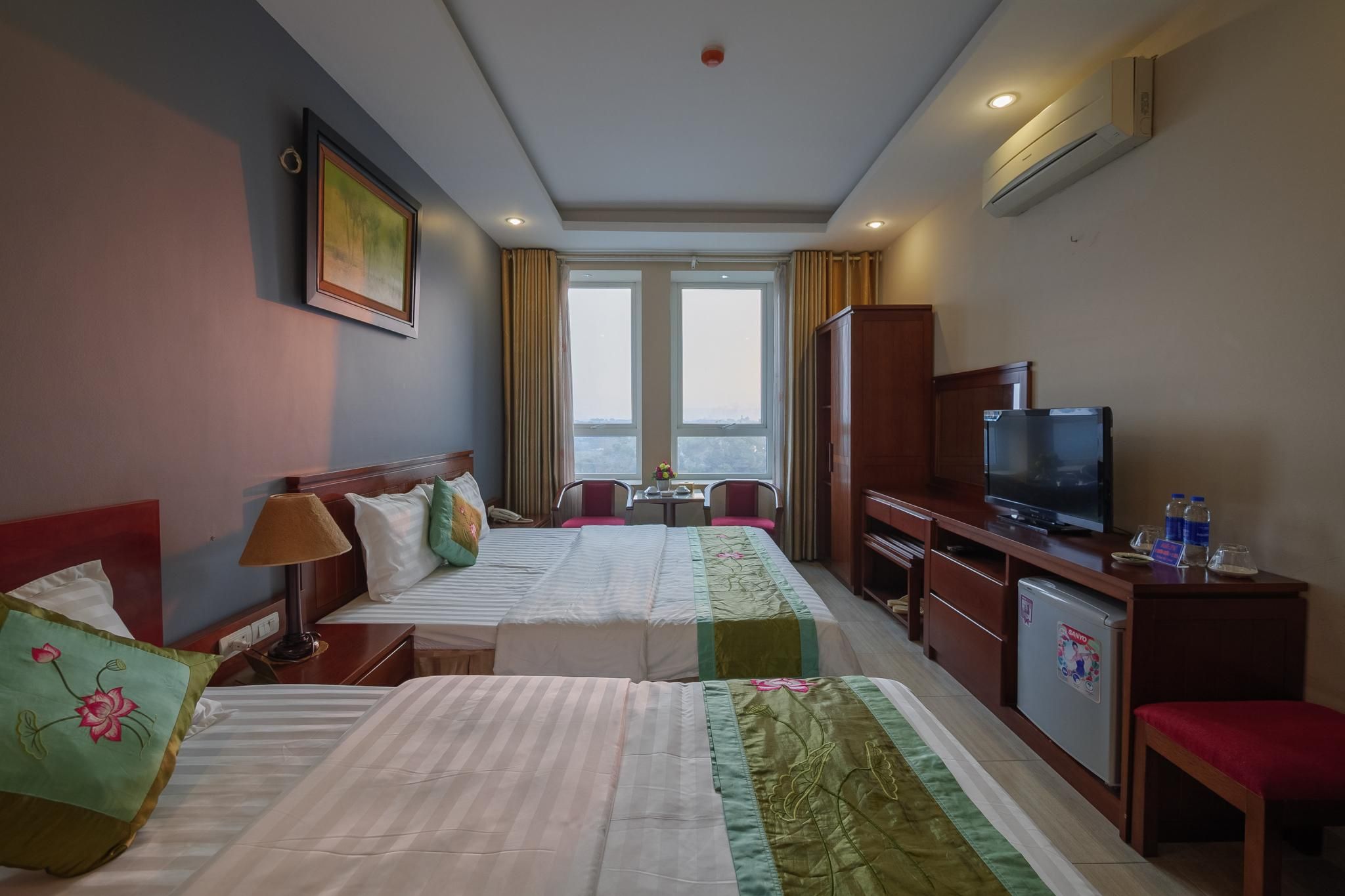 Family 3 Pax with Window, 1 King and 1 Single