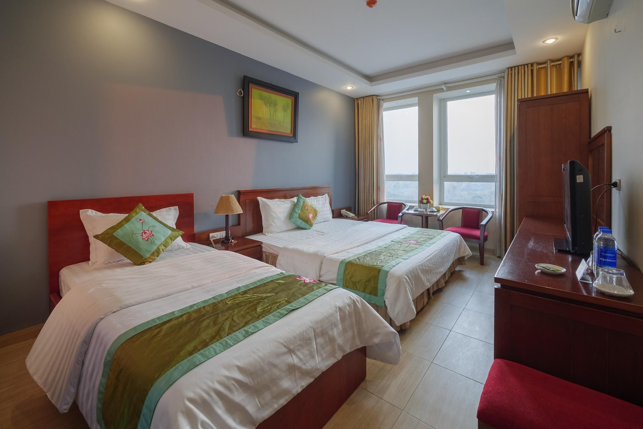 Family 3 Pax with Window, 1 King and 1 Single