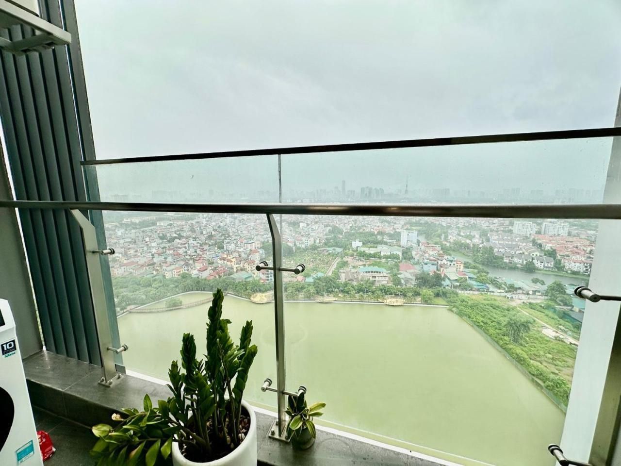 One-Bedroom Apartment with Lake View