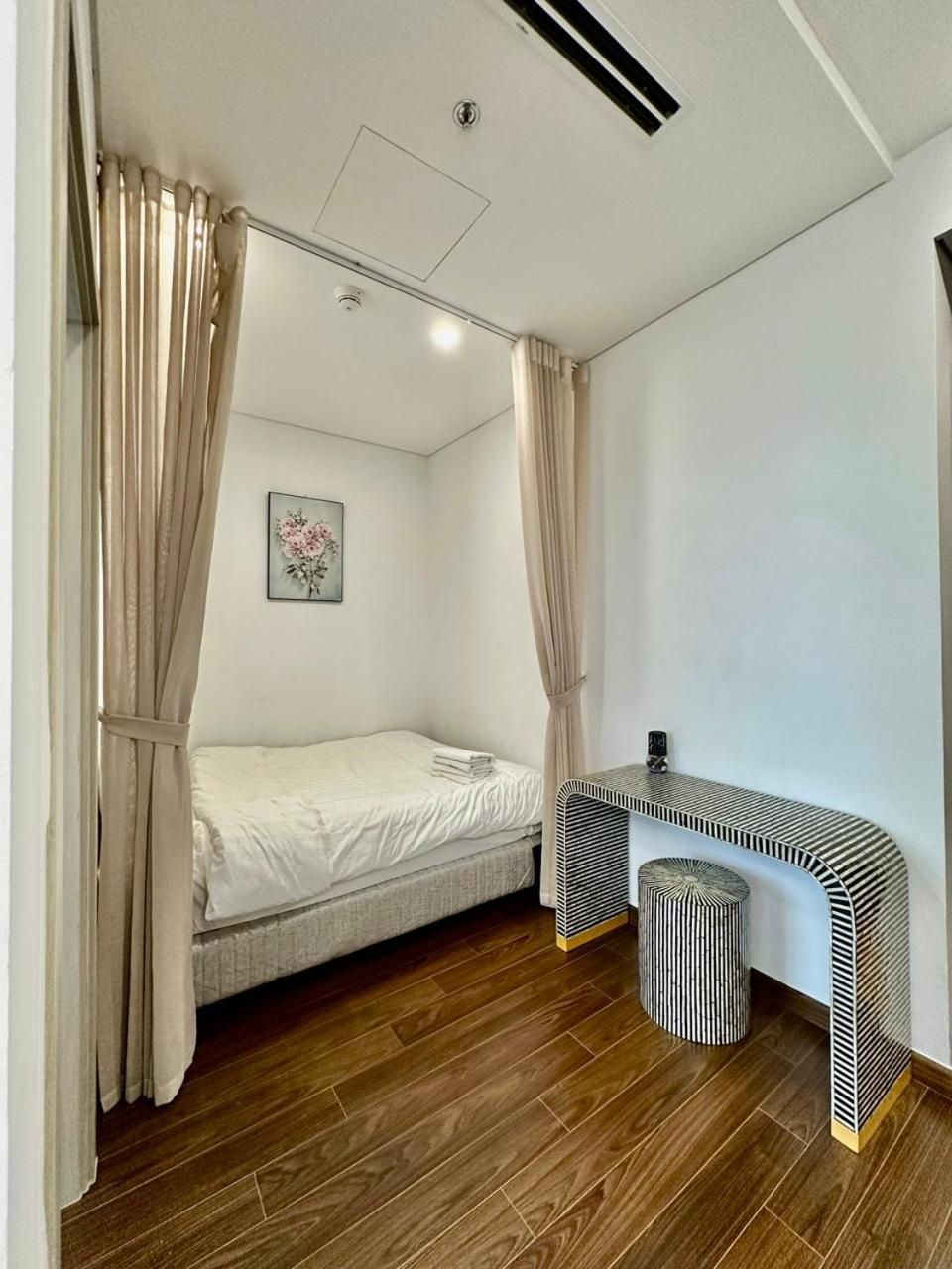 One-Bedroom Apartment with Lake View