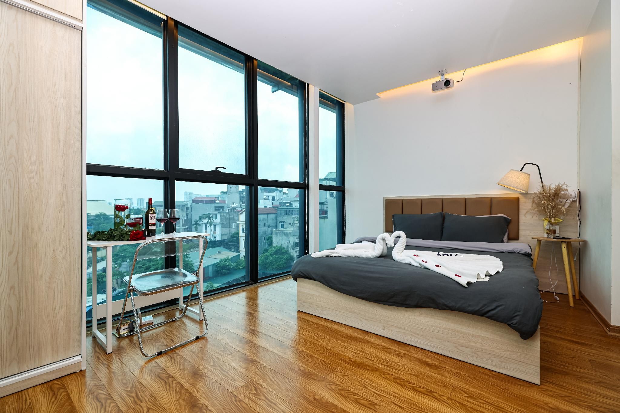 Deluxe Panoramic City View King Room