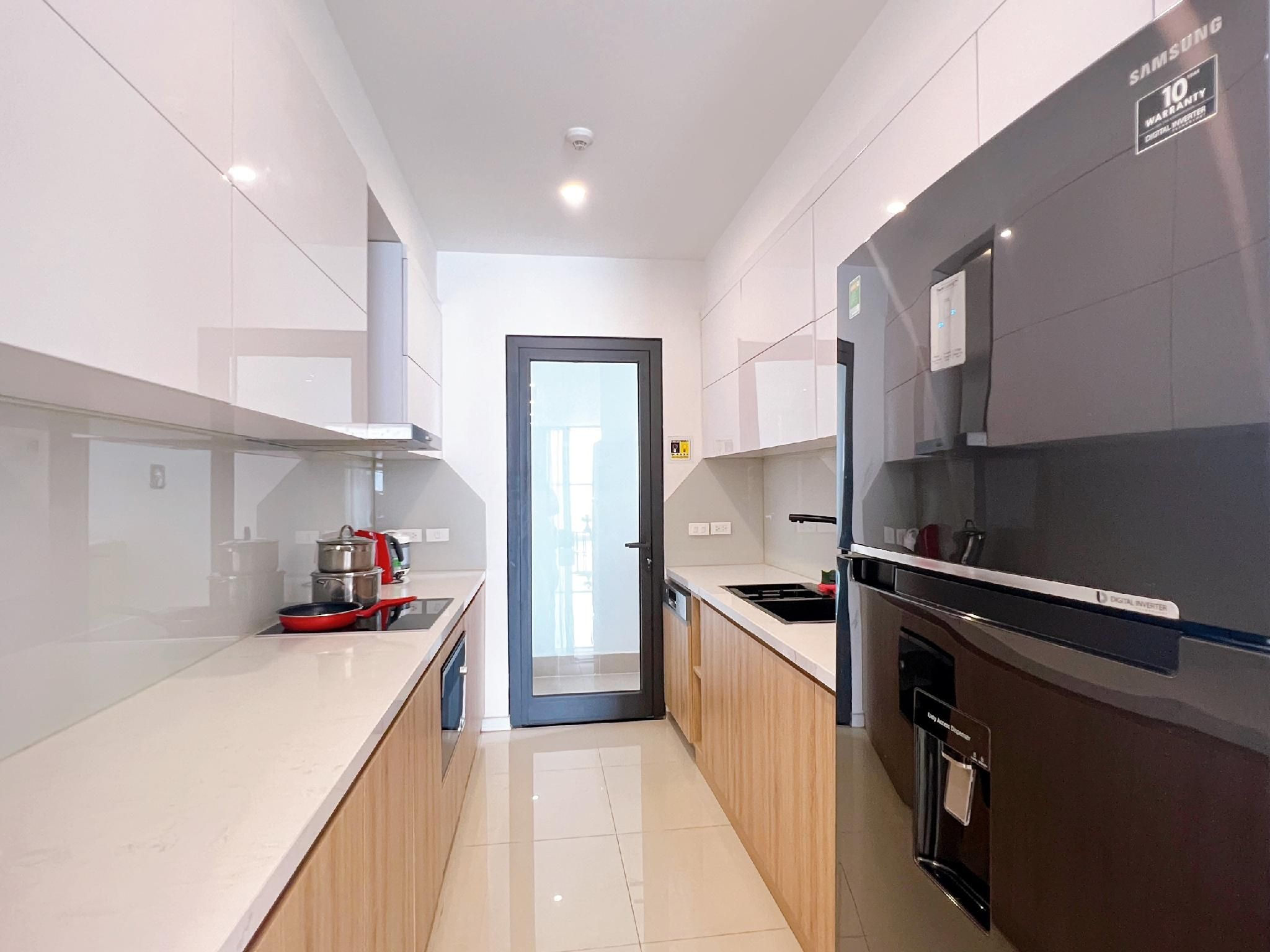 3 Bedroom Lakeview Central Executive Suite