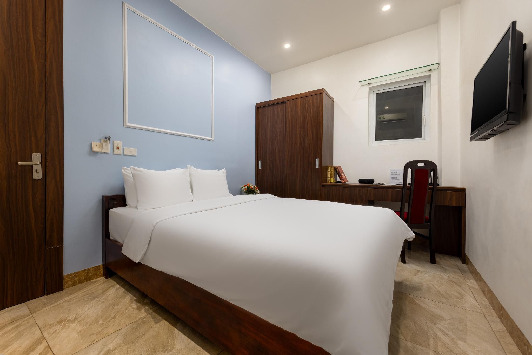 Standard - 1 Queen Bed