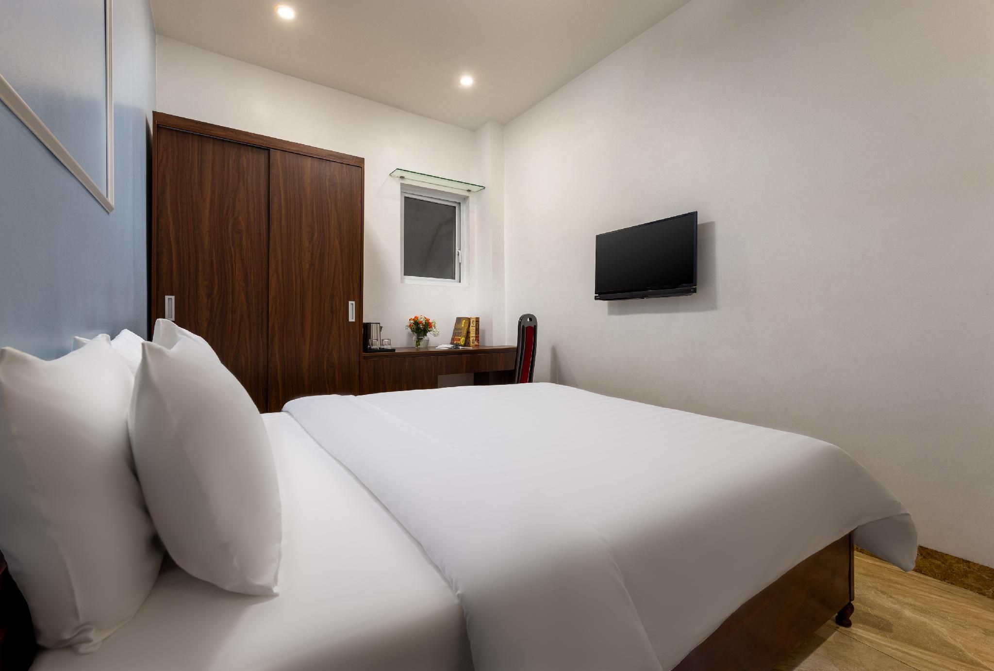 Standard - 1 Queen Bed