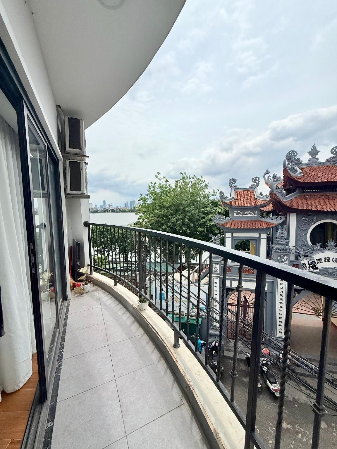 One Bedroom Apartment - Balcony and Water View