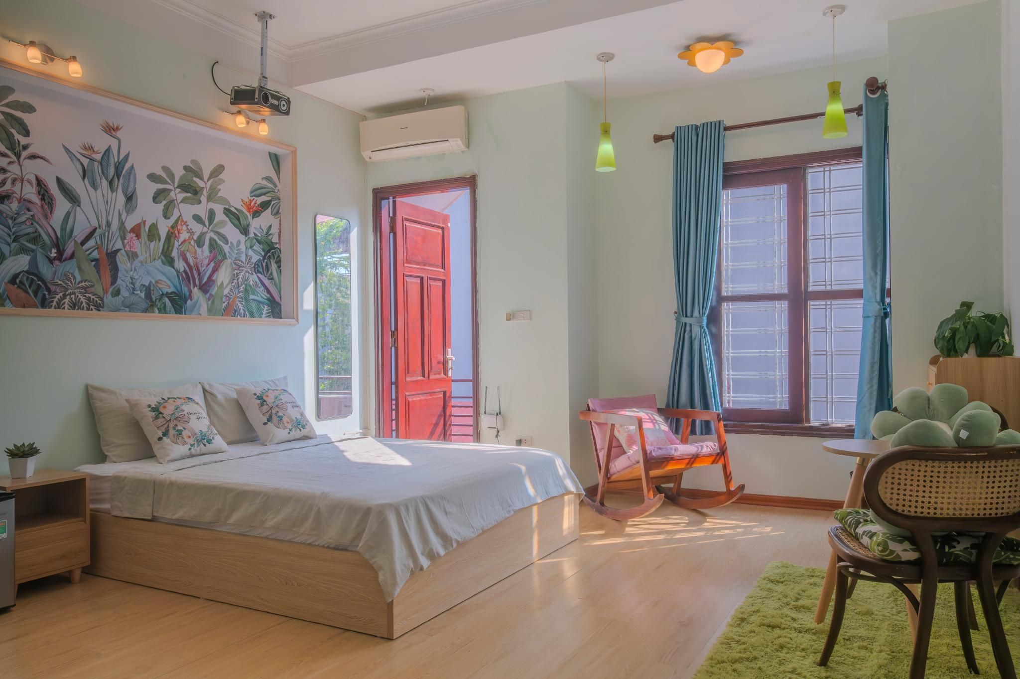 Deluxe - 1 Queen Bed with Projector