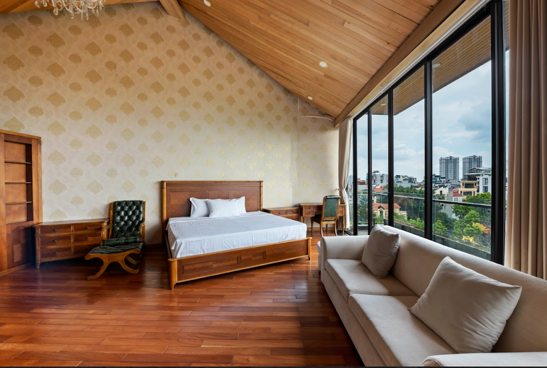 Lakeview Penthouse Two-Bedroom Apartment