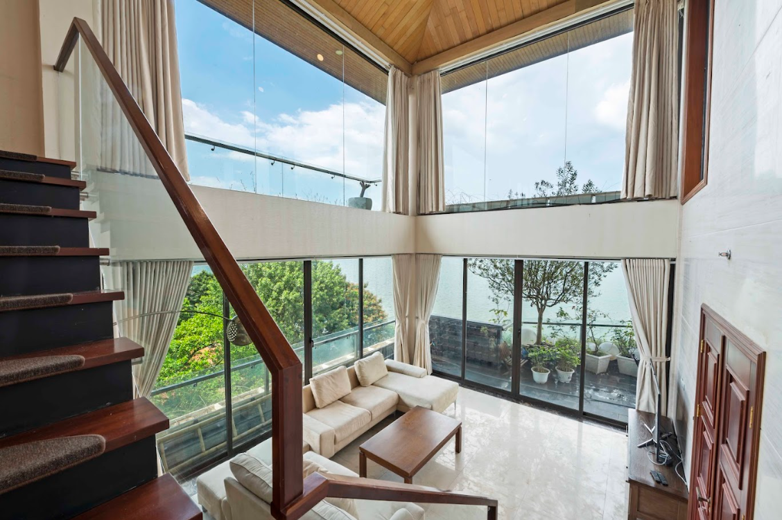 Lakeview Penthouse Two-Bedroom Apartment