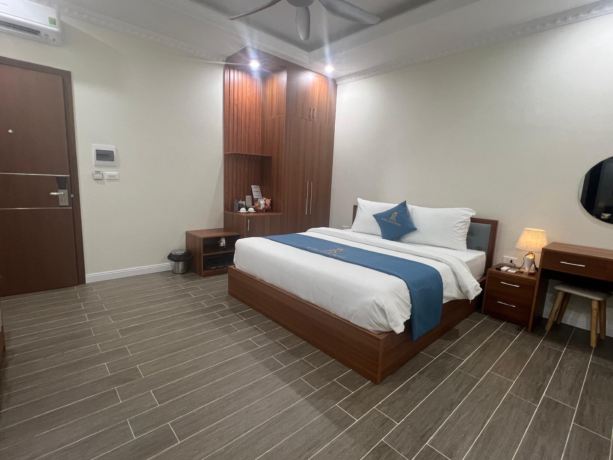 Deluxe - 1 King Bed