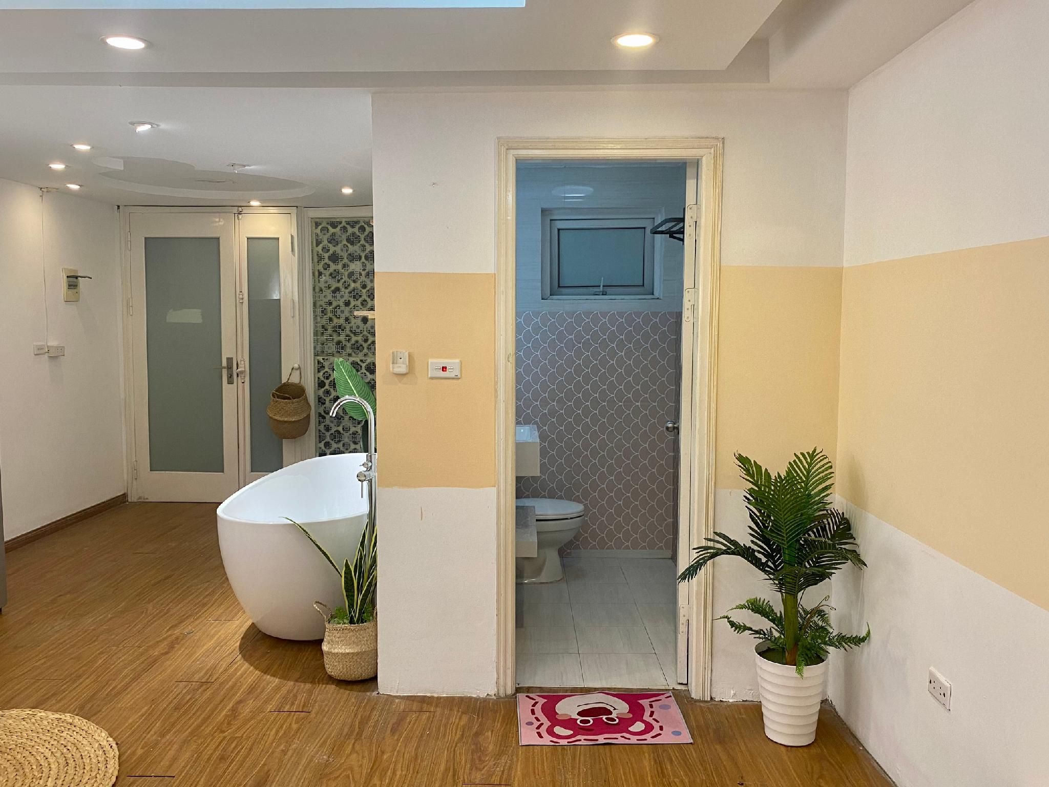 Studio with Bathtub