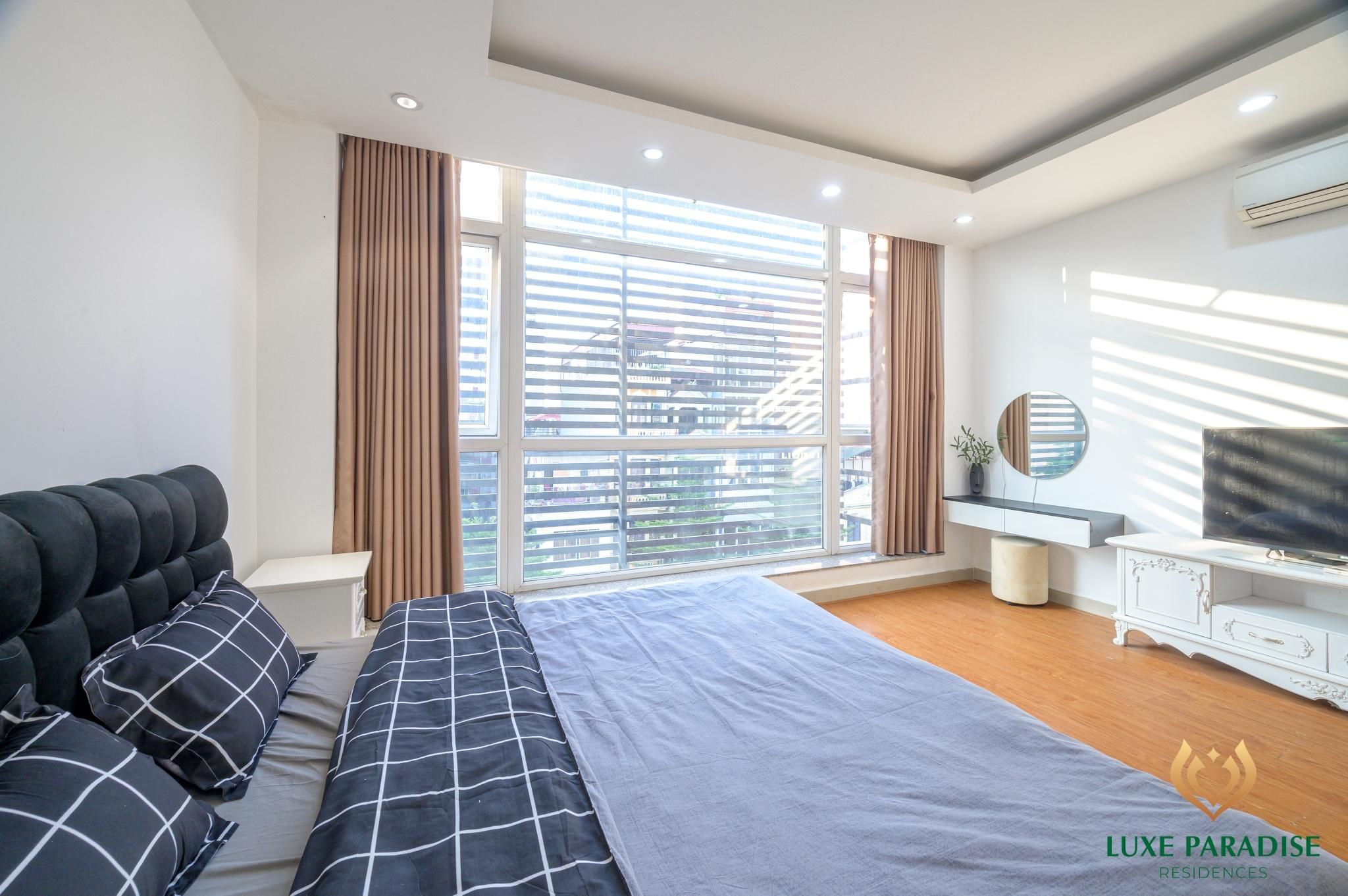 Suite with Bathtub