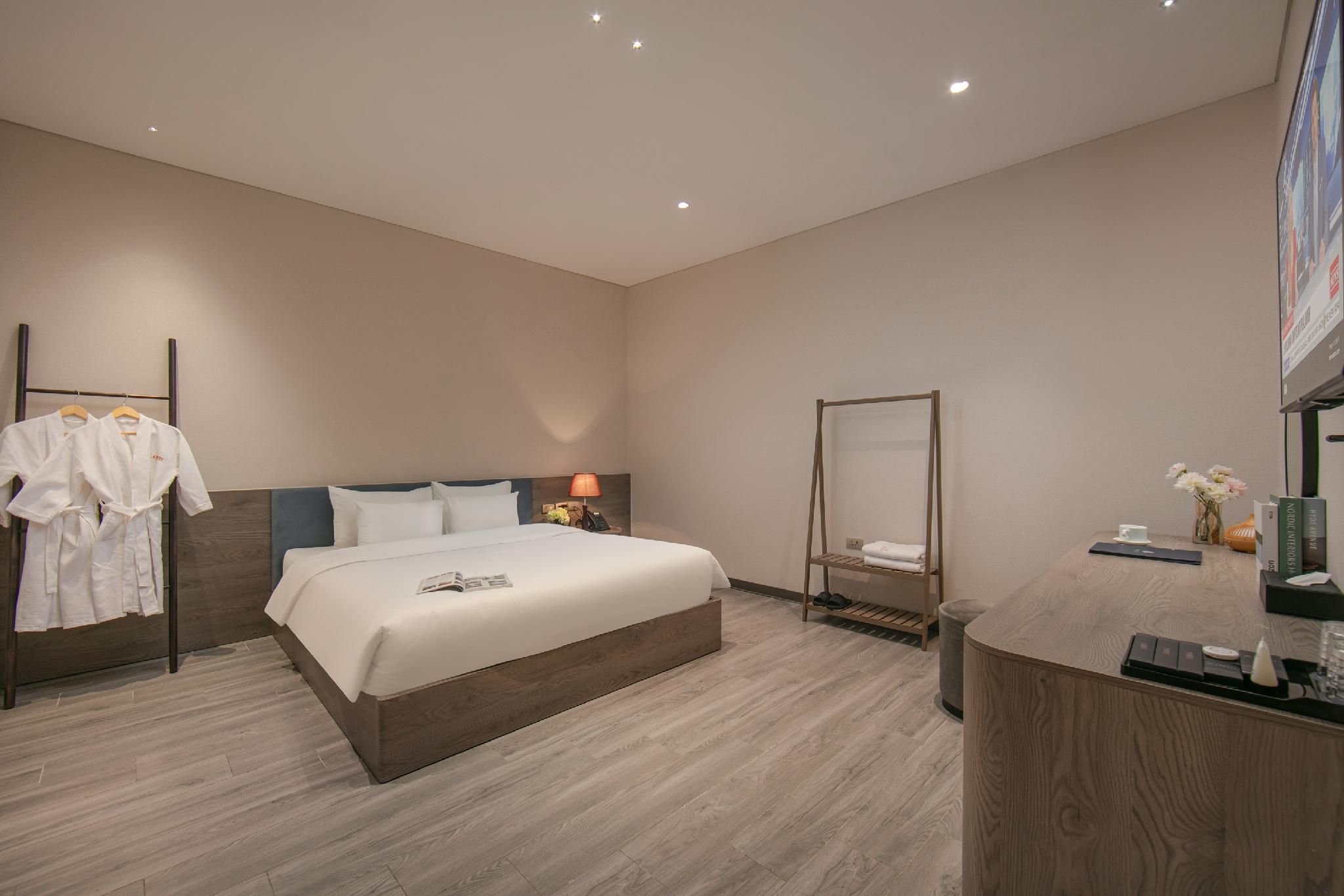Standard - 1 Bed Double Partial City View, Non-Smoking