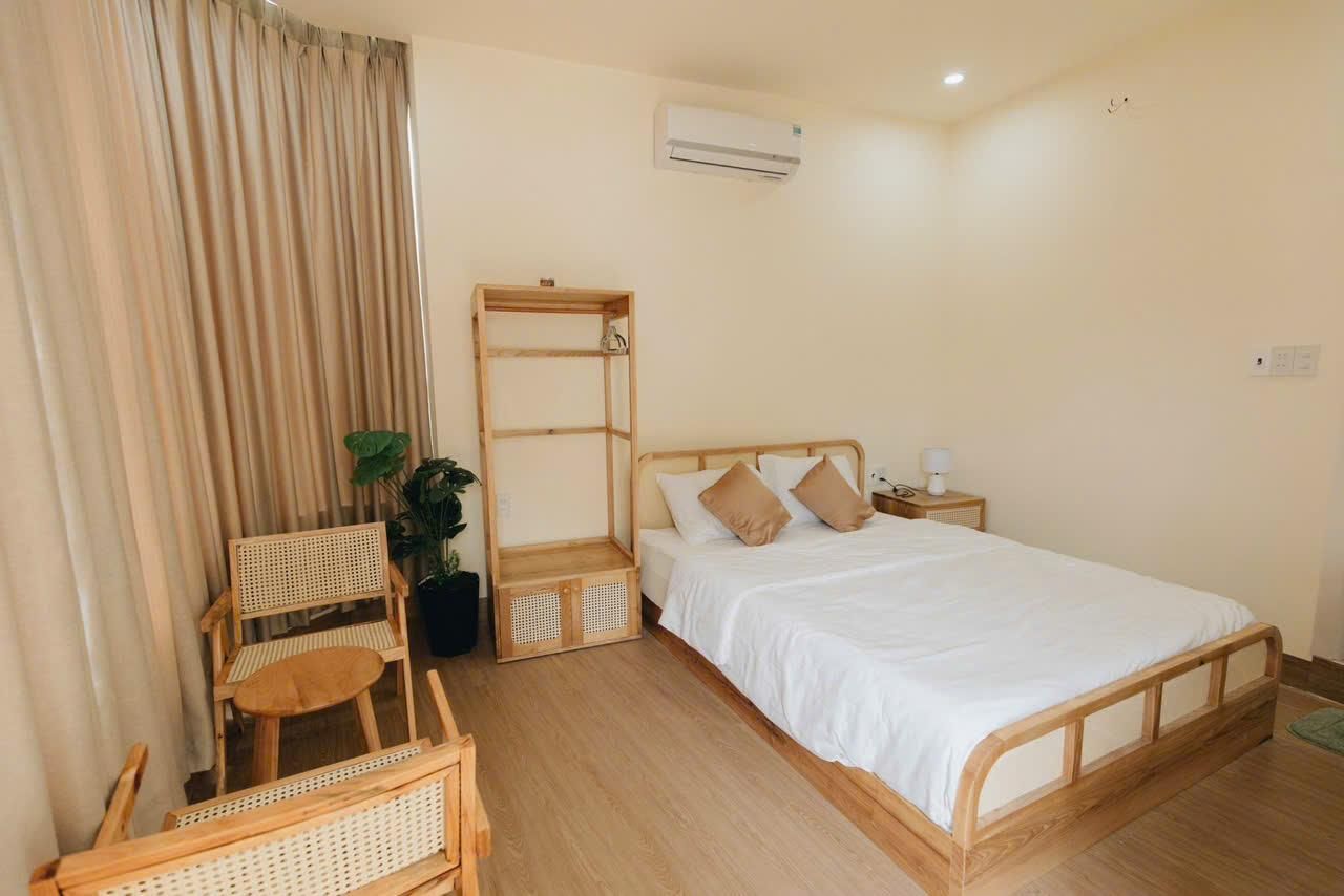 Deluxe - 1 Queen Bed with Projector