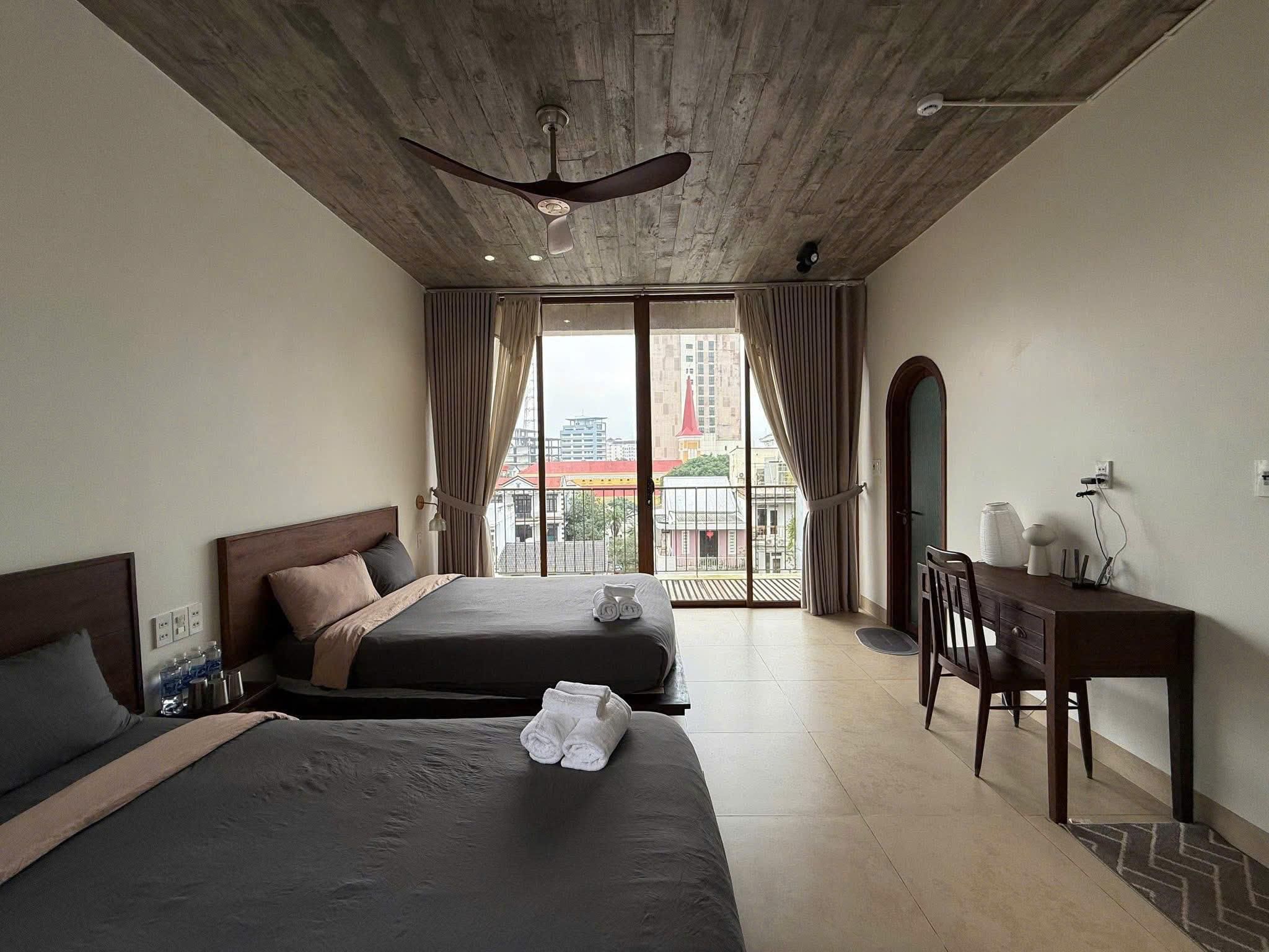 2 Double Beds Balcony