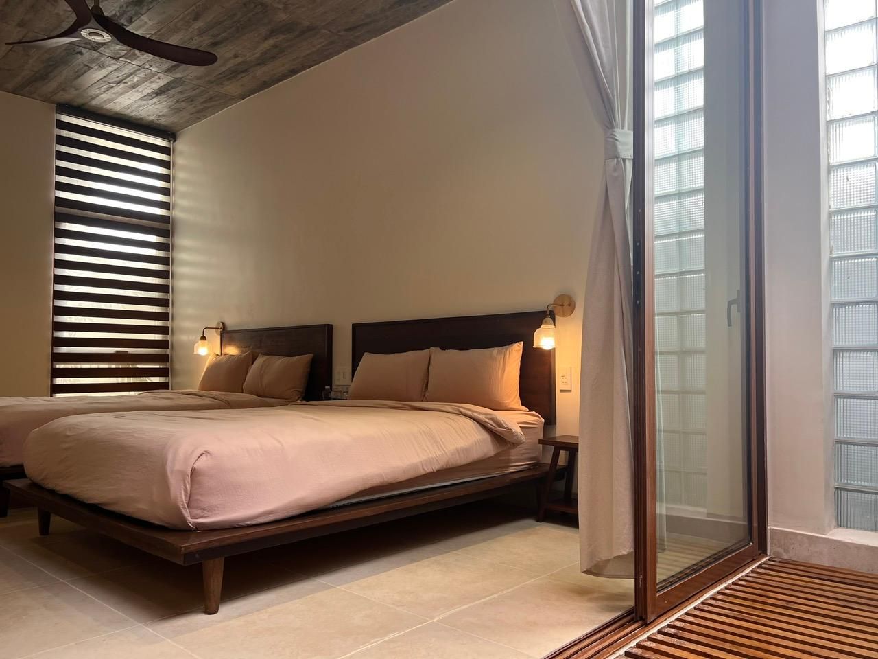 2 Double Beds Balcony