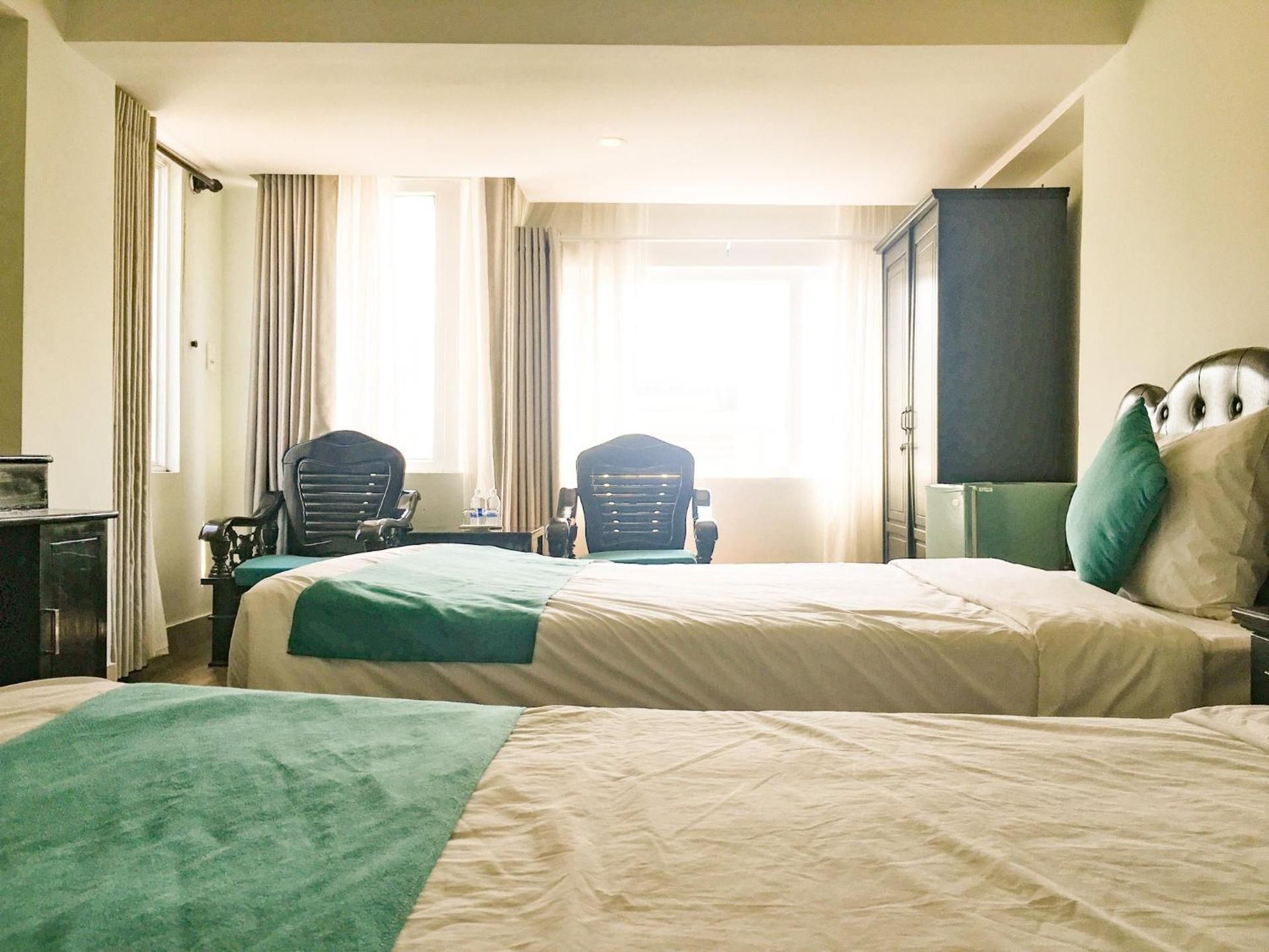 Twin Room with free breakfast, dinner and laundry