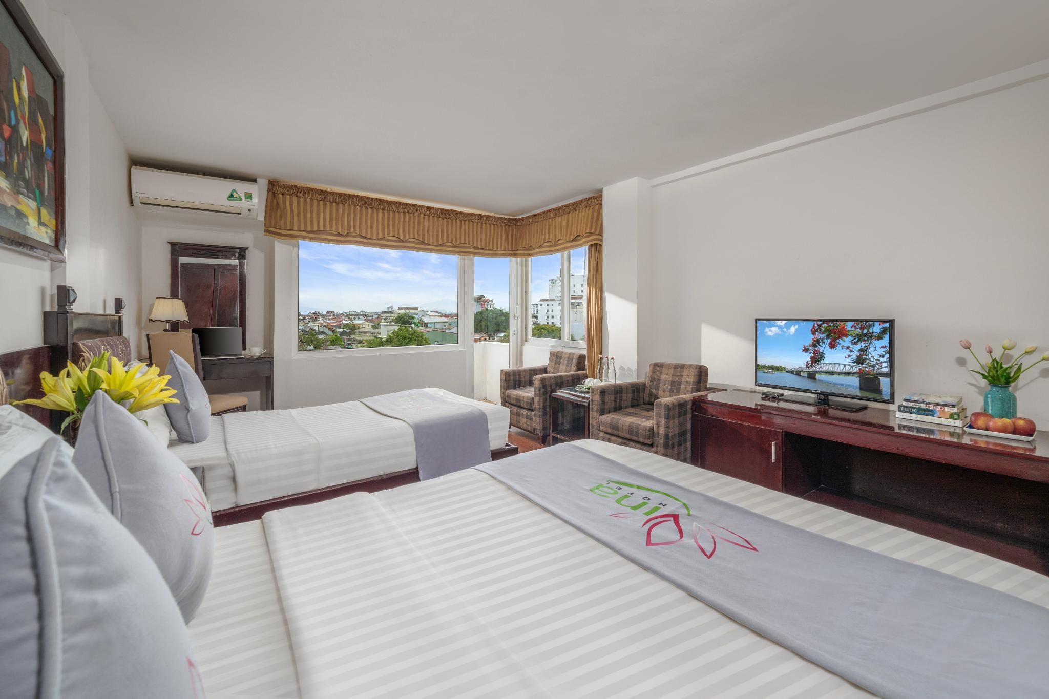 Deluxe Triple City View Room