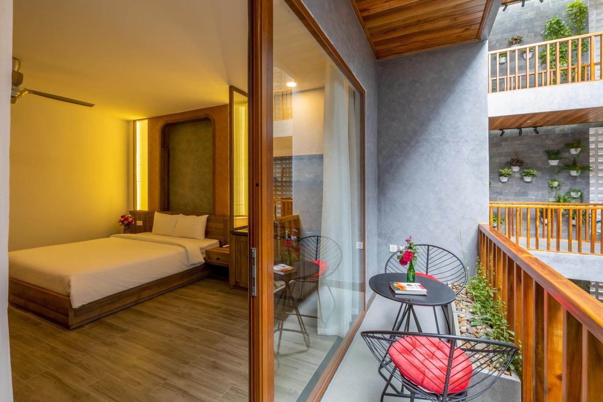 Queen Room with View