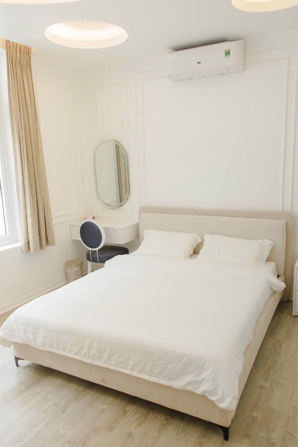 Deluxe - 1 King Bed with Patio View