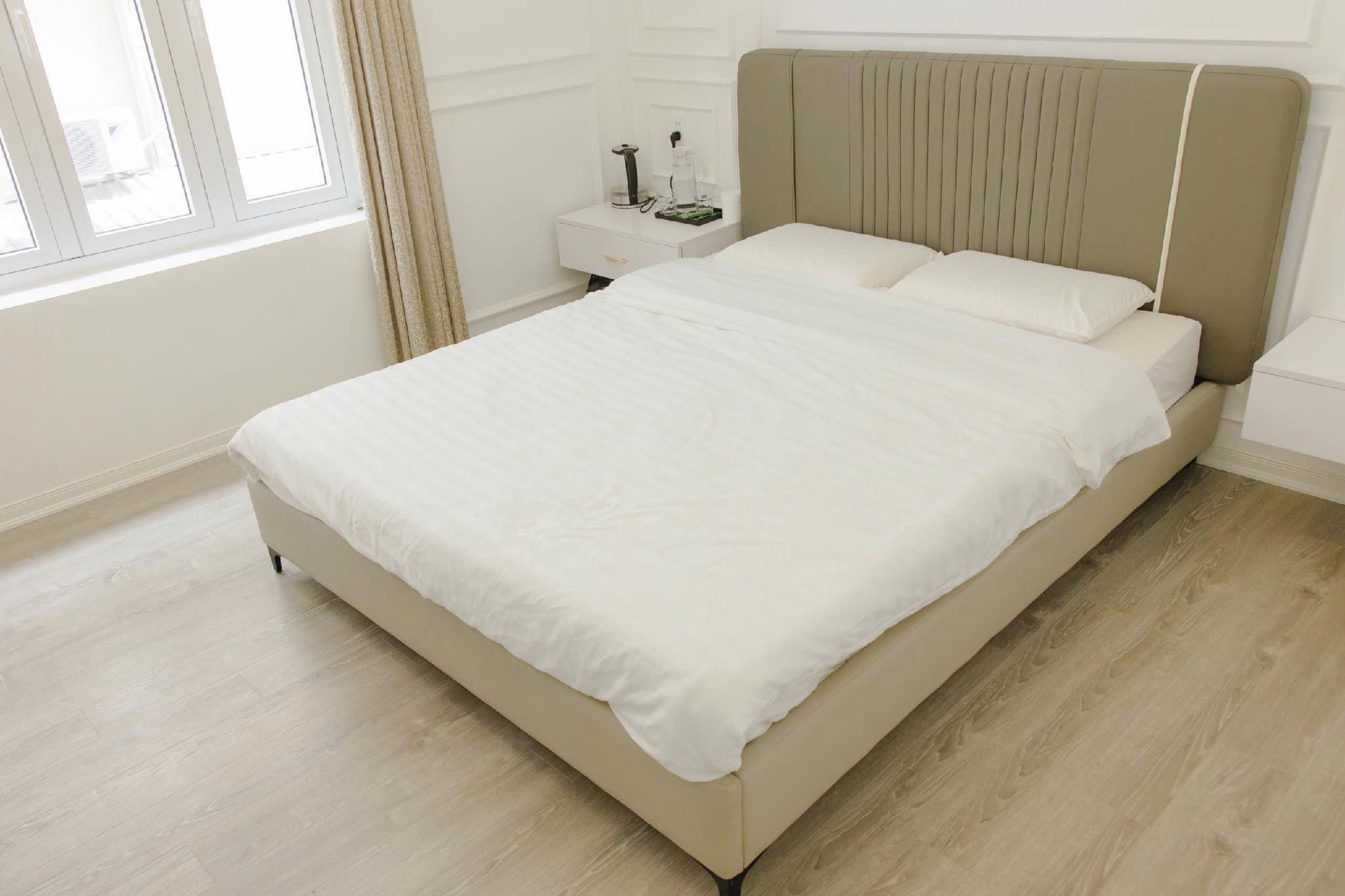 Deluxe - 1 King Bed with Patio View