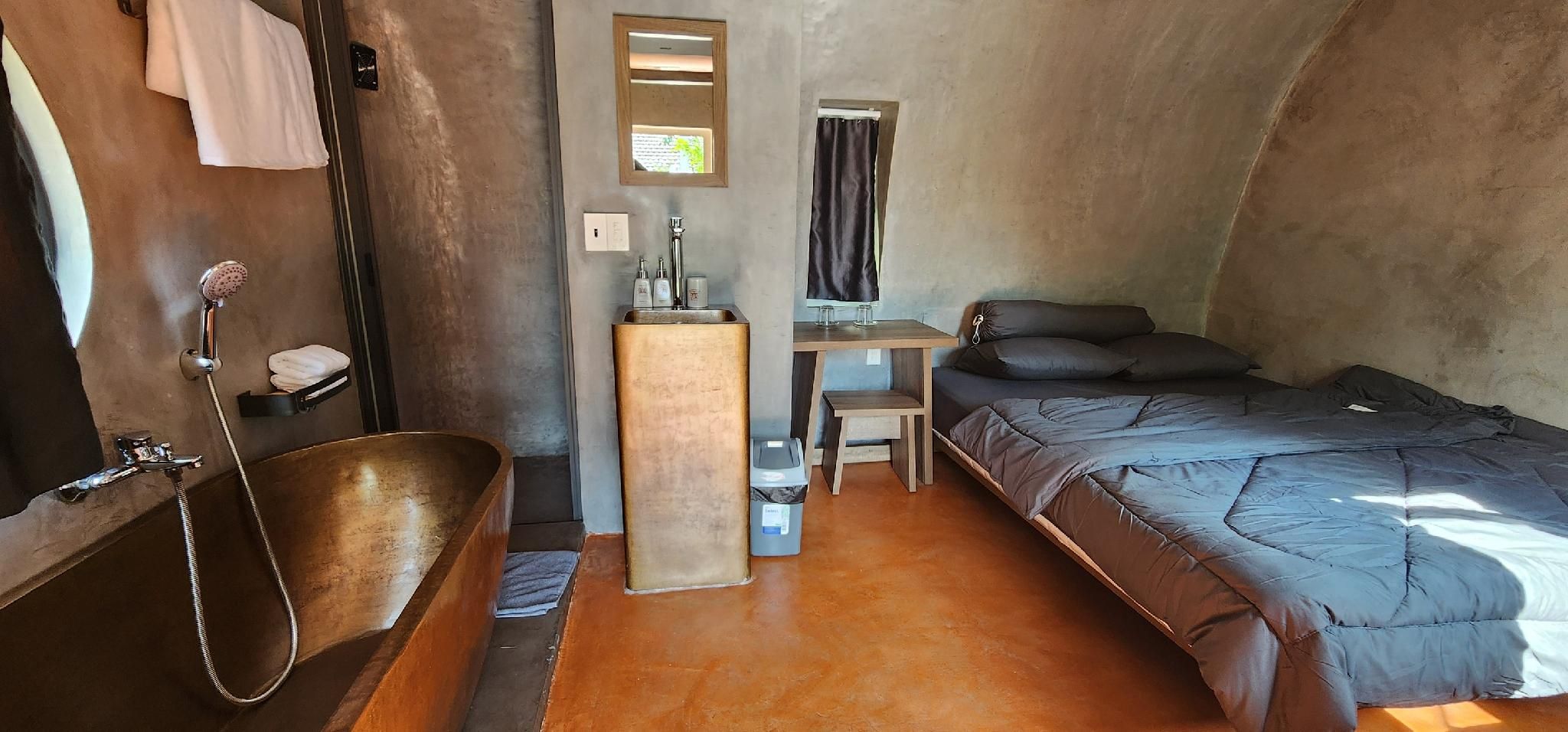 Bungalow with Bathtub