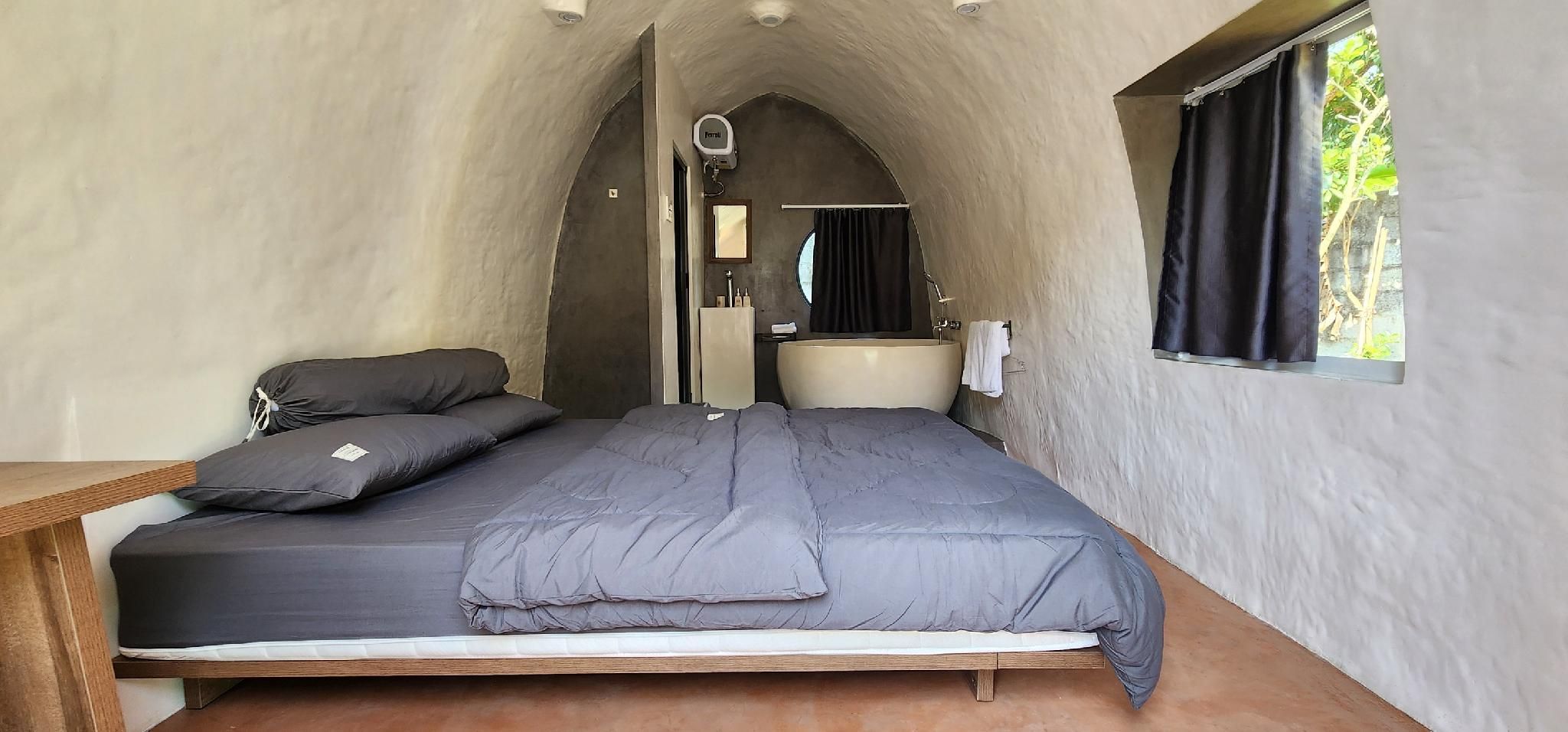Bungalow with Bathtub