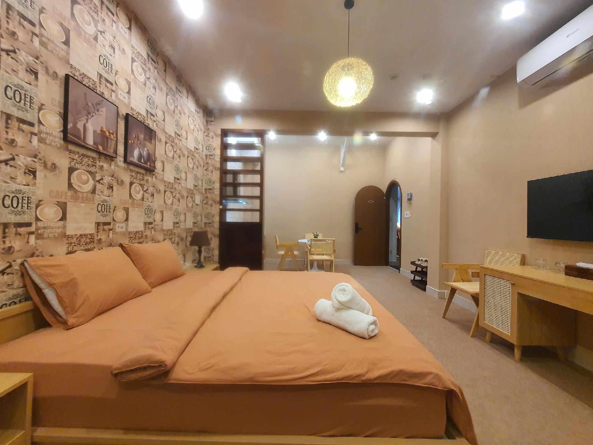 Queen Bed Suite - Colonial House 1