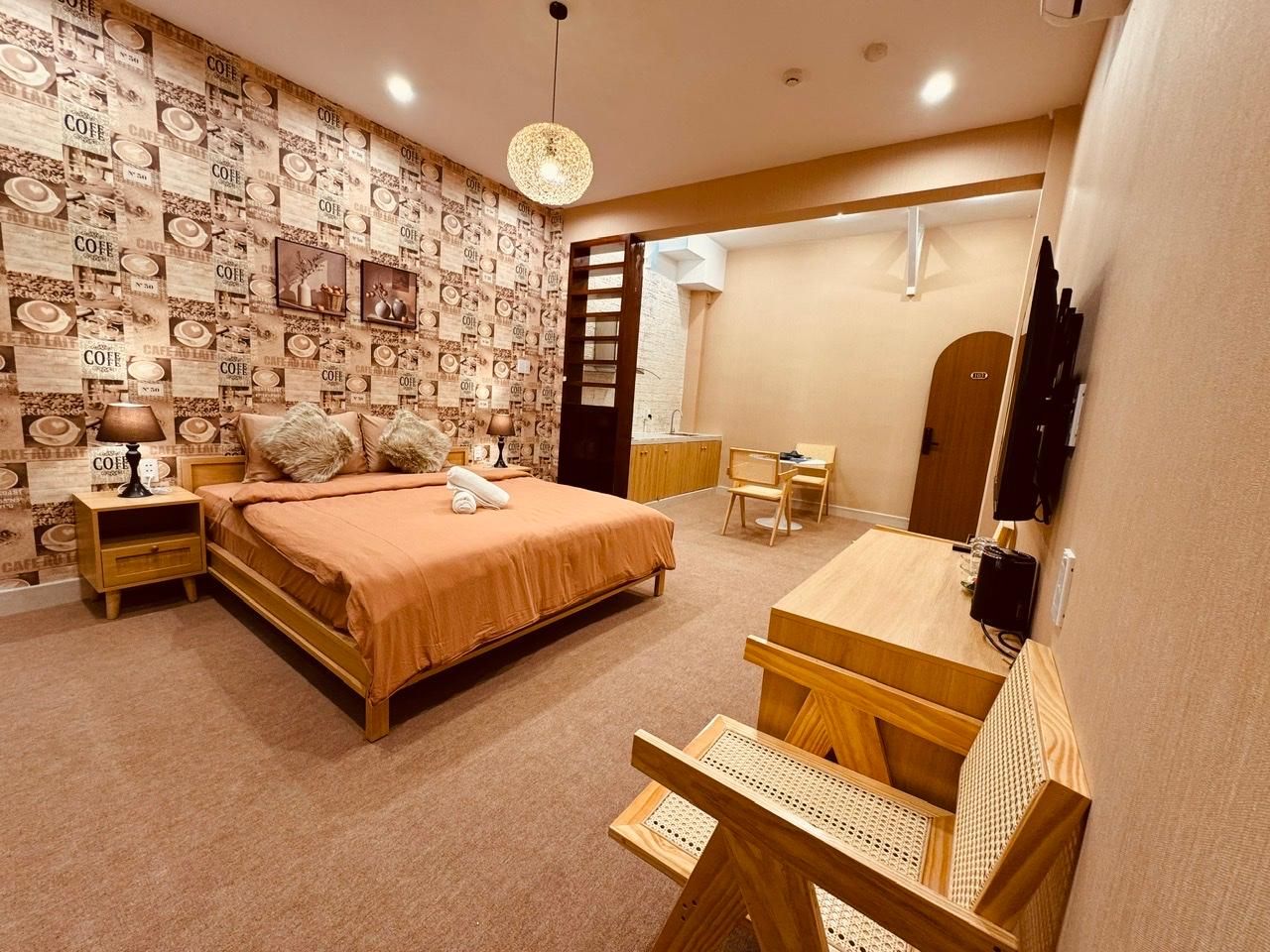 Queen Bed Suite - Colonial House 1