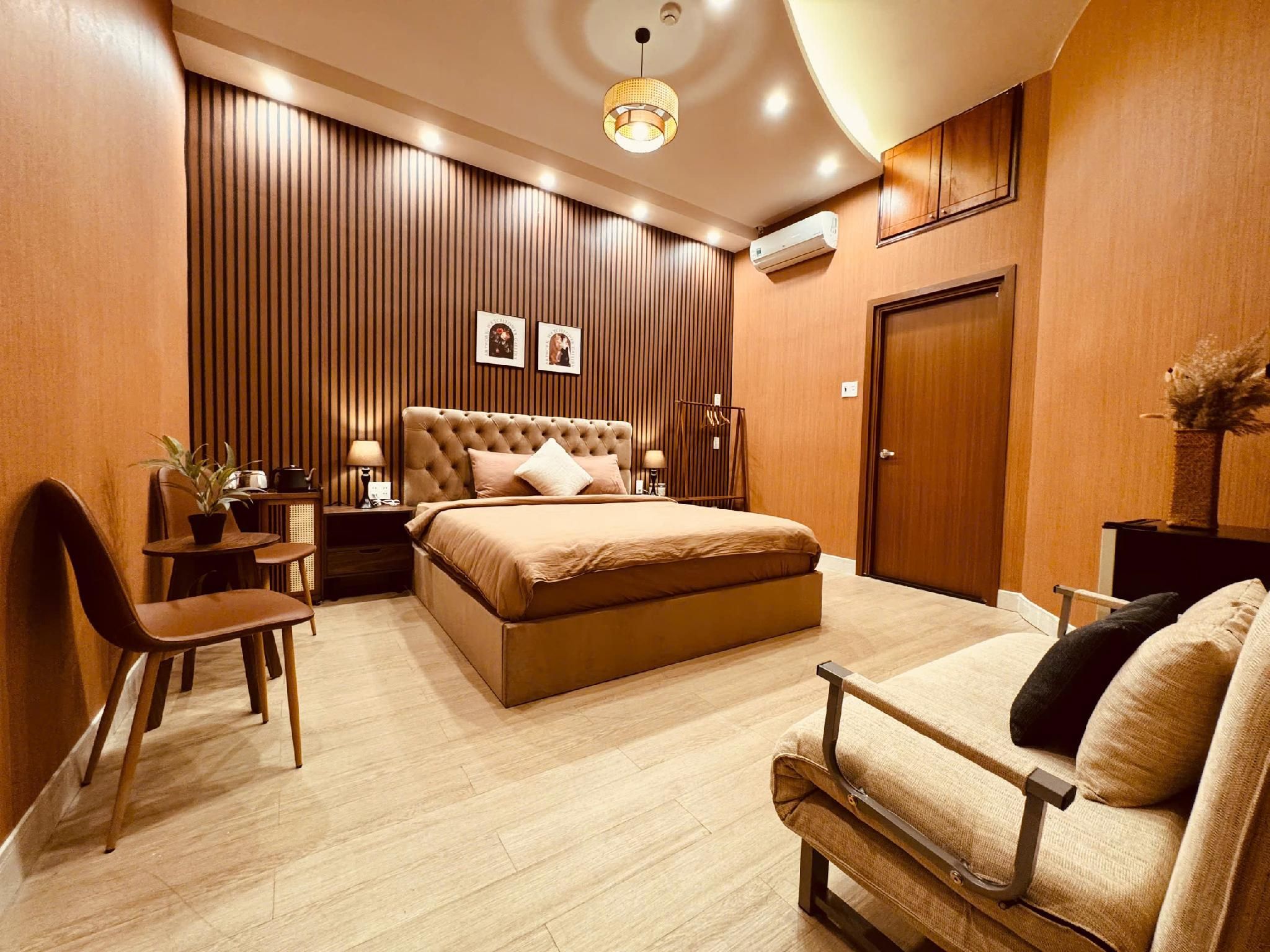 Super Deluxe Family Room