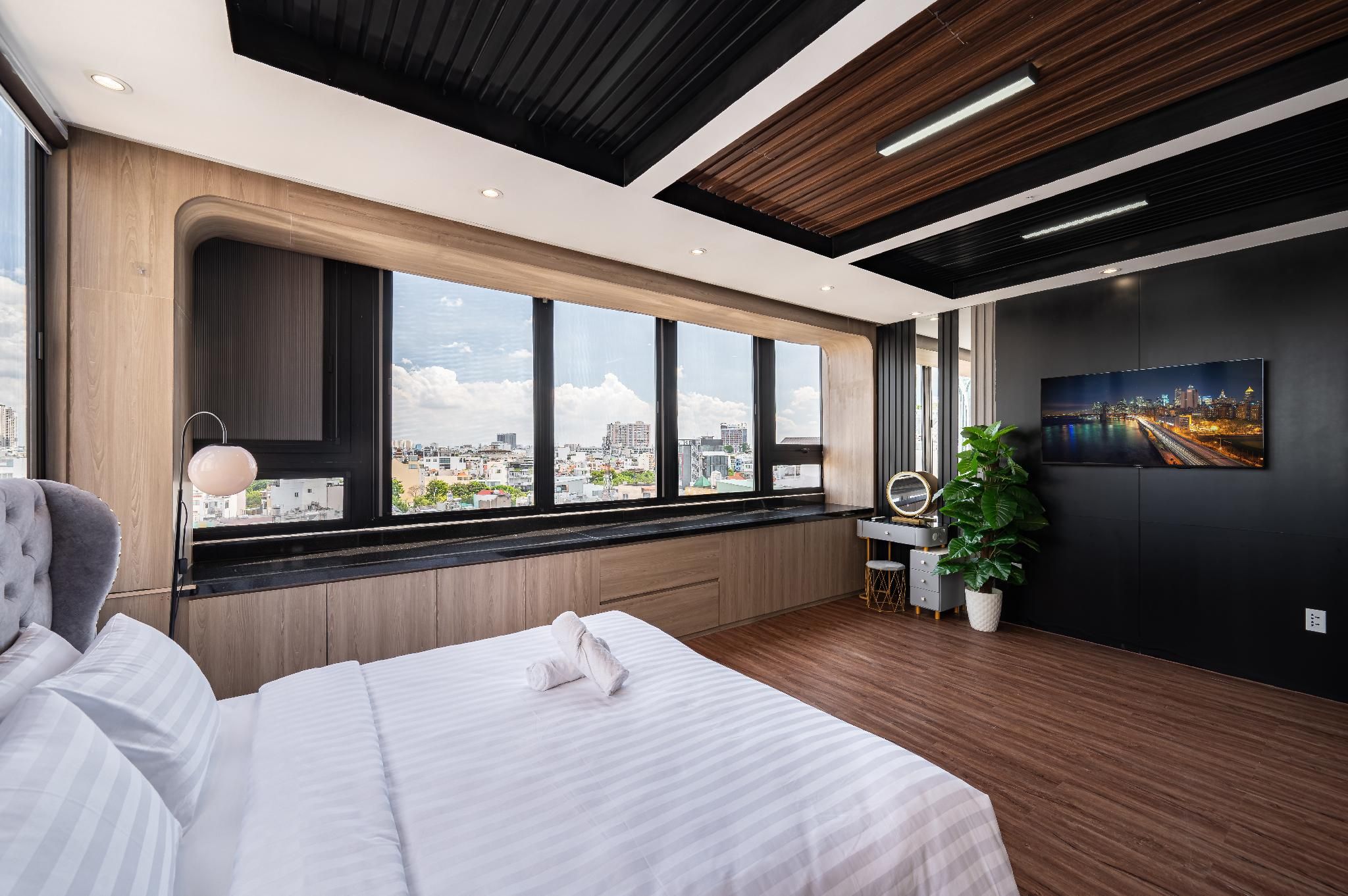 Deluxe - 1 Queen Bed