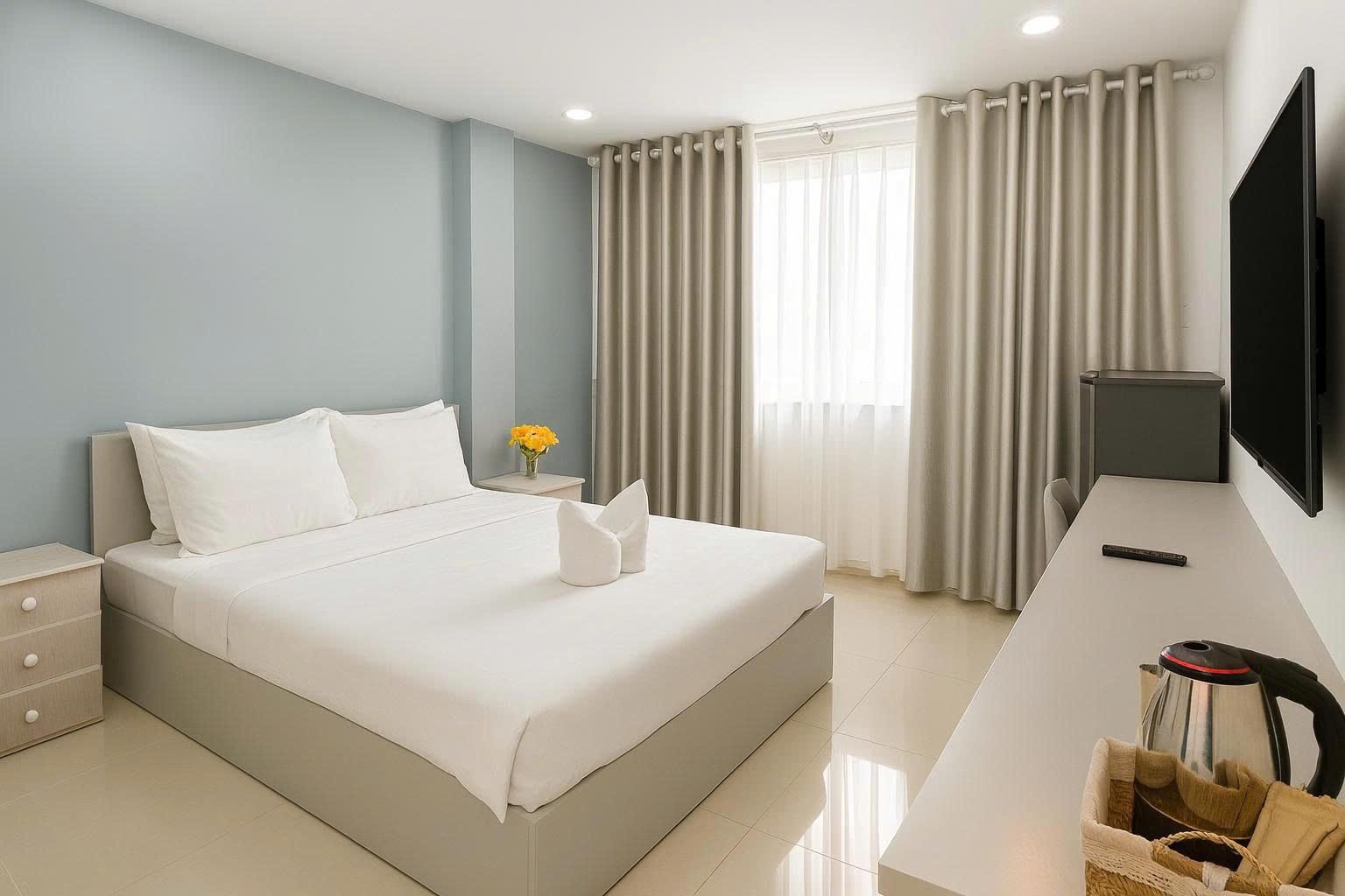 Suite with Bathtub and City View