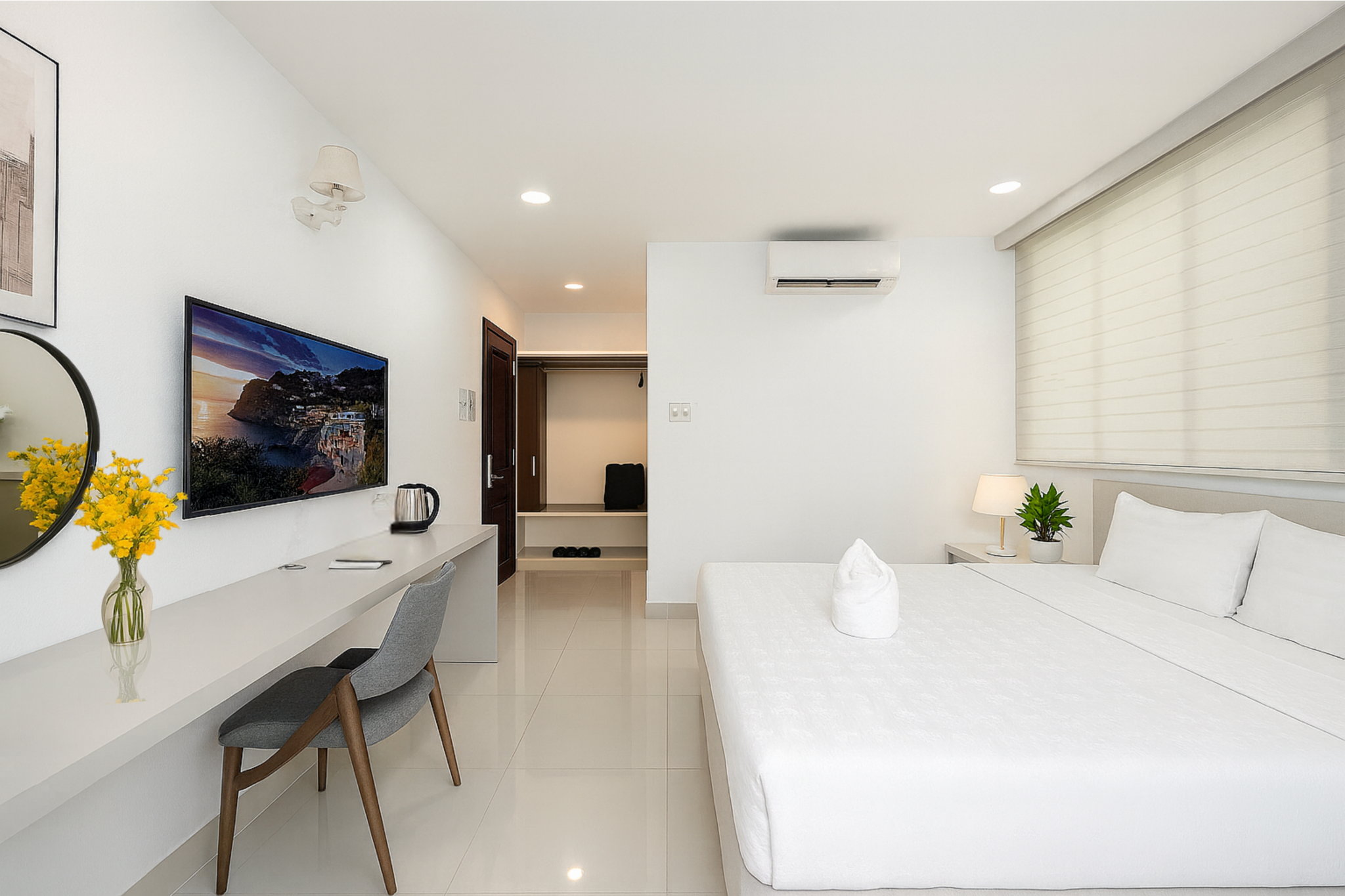 Suite with Bathtub and City View